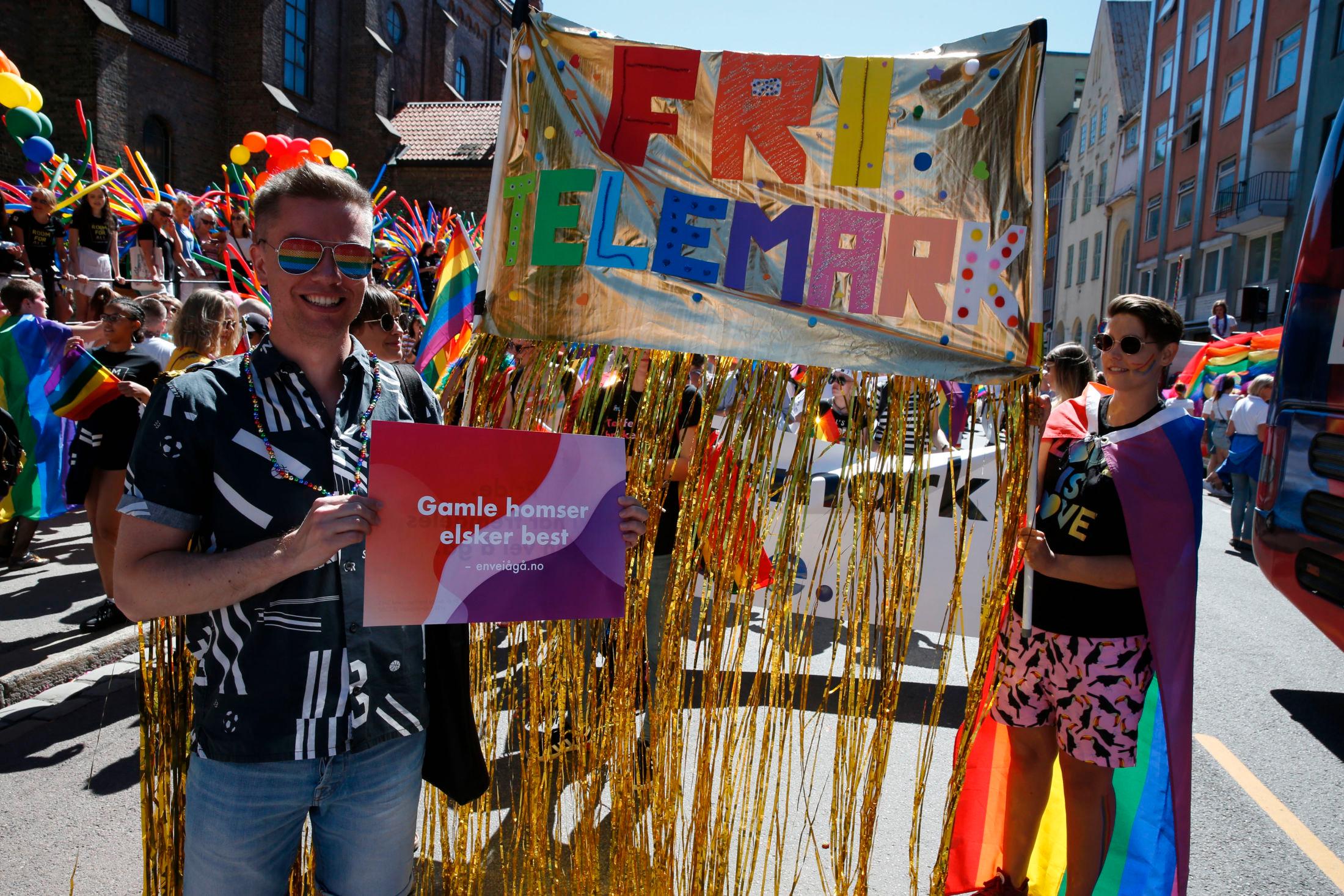 Wegar Berg Gundersen (38) viser stolt frem et skilt med teksten «Gamle homser elsker best» foran venninnene Silje Løvik (33) og Emilie Løvvik 37).
Foto: TROND SOLBERG, VG