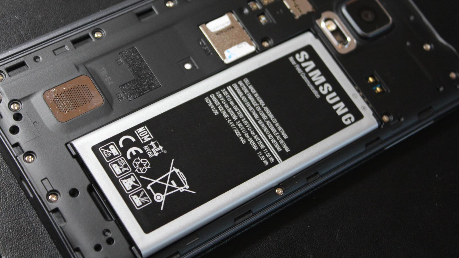 Dekselet på baksiden kan tas av, så du kommer til batteri, SIM-kort og minnekort.Foto: Espen Irwing Swang, Tek.no