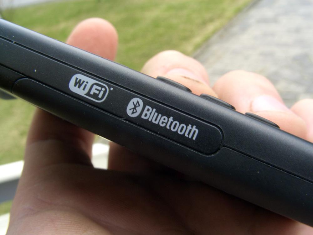 Wi-Fi og blåtann (2.0) med A2DP er på plass.