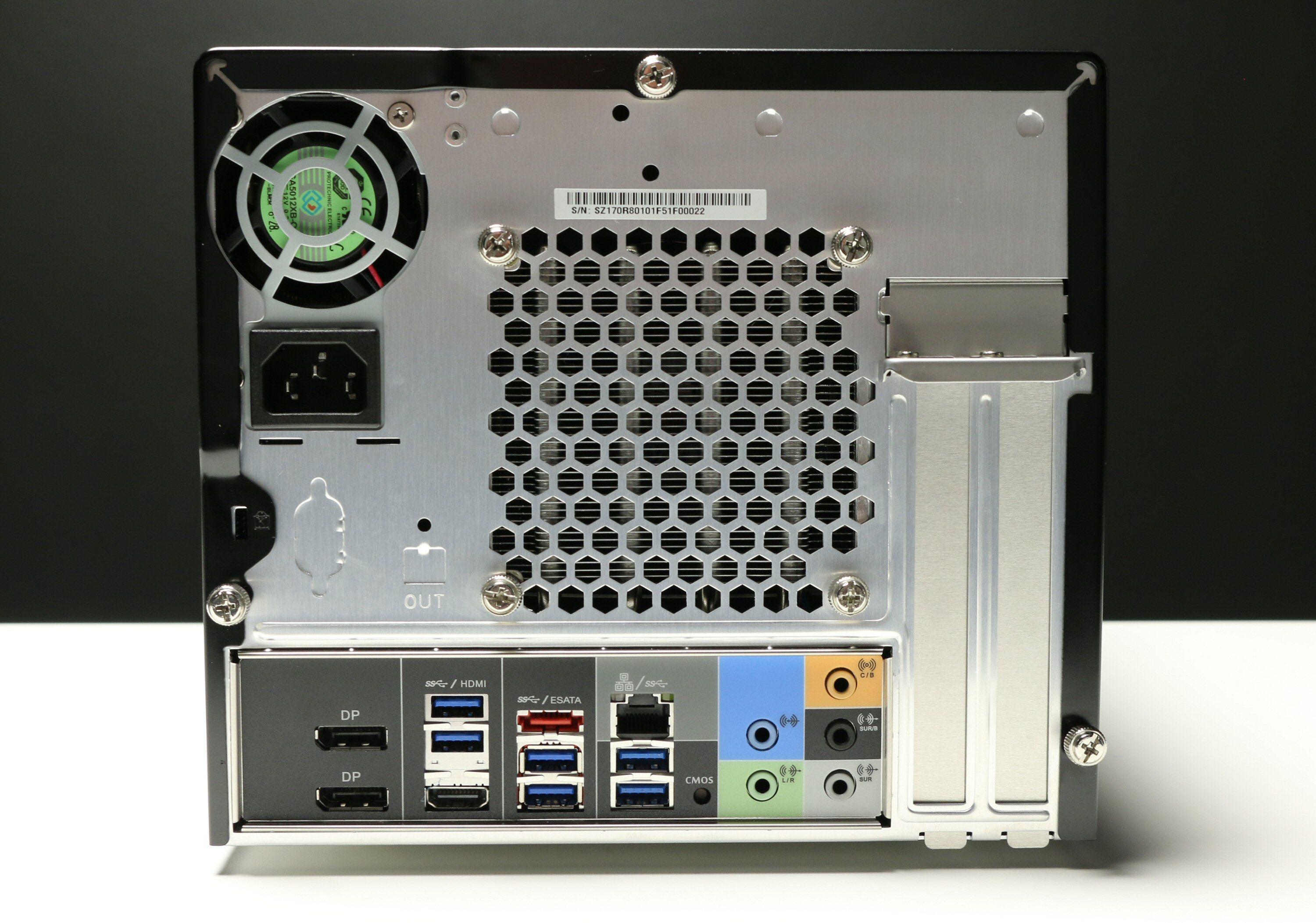 Baksiden av Shuttle SZ170R8, med den lille PSU-vifta oppe til venstre. På høyre side ser vi de avtagbare skinnene som gjør plass til et grafikkort eller annet tilleggskort. På hovedkortet i bunnen har vi to DisplayPort-kontakter, en HDMI 1.4, gigabit LAN, seks USB 3.0, en eSATA-port og minijacker for lyd.