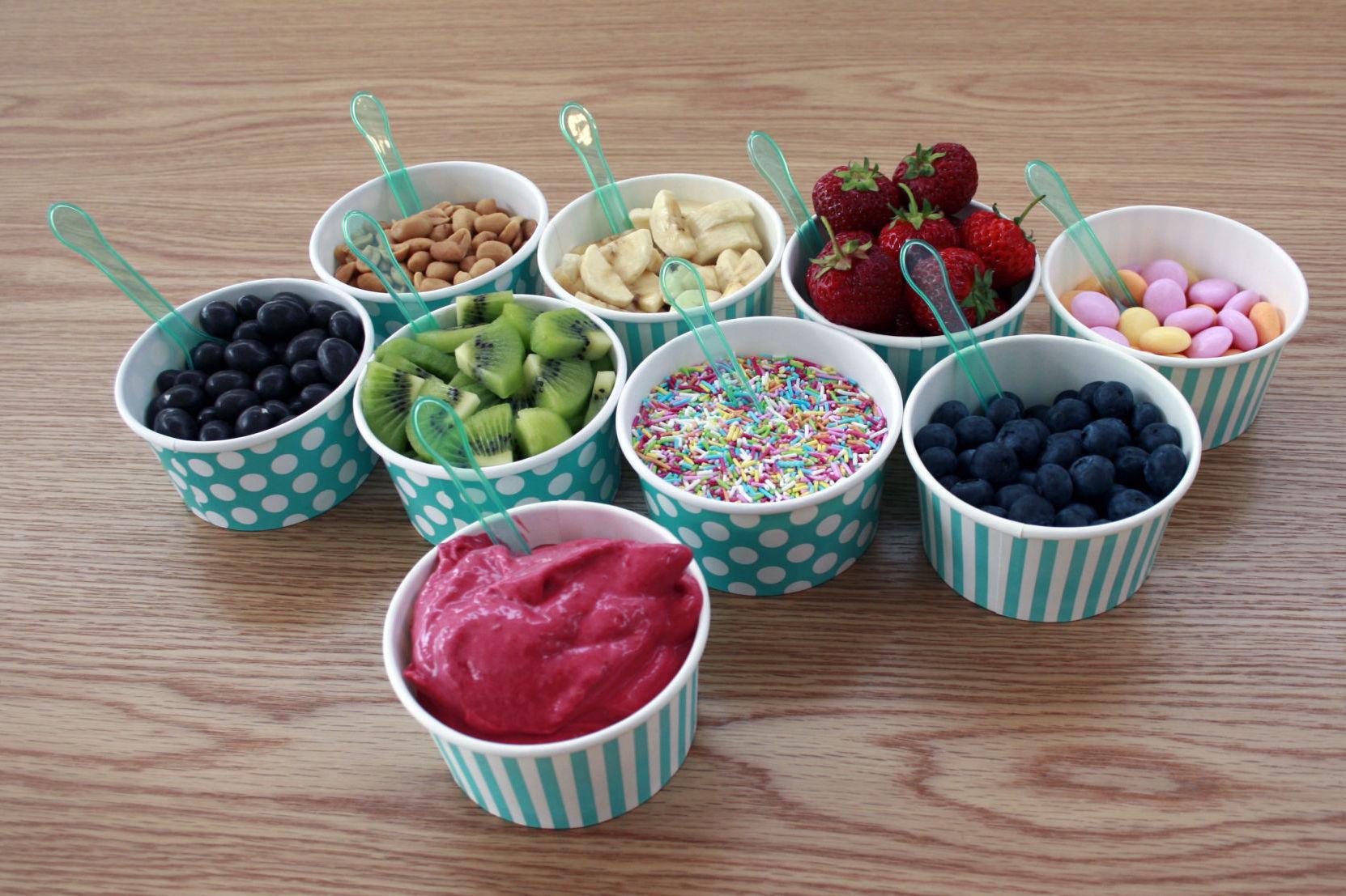 FARGERIKT: Frukt, bær, sjokolade og nøtter er alle perfekt topping til yoghurtis. Foto: Maria Tveiten Helgeby/VG
