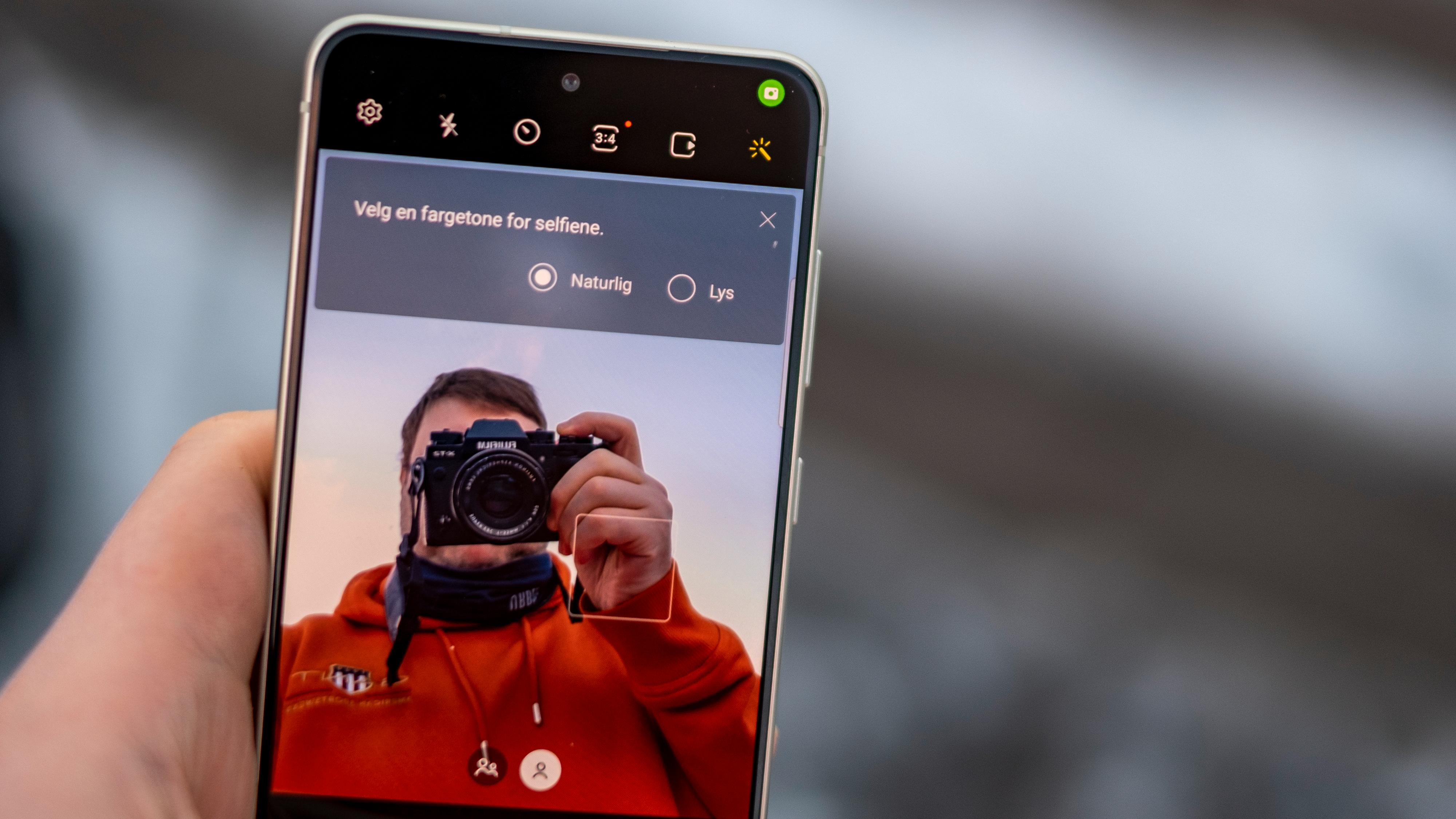 Et lite ikon oppe til høyre varsler at kameraet er i bruk. Dette er del av Android 12 og EMUI 4 som denne telefonen leveres med, mens resten av Samsung-telefonene så langt må oppdateres til.