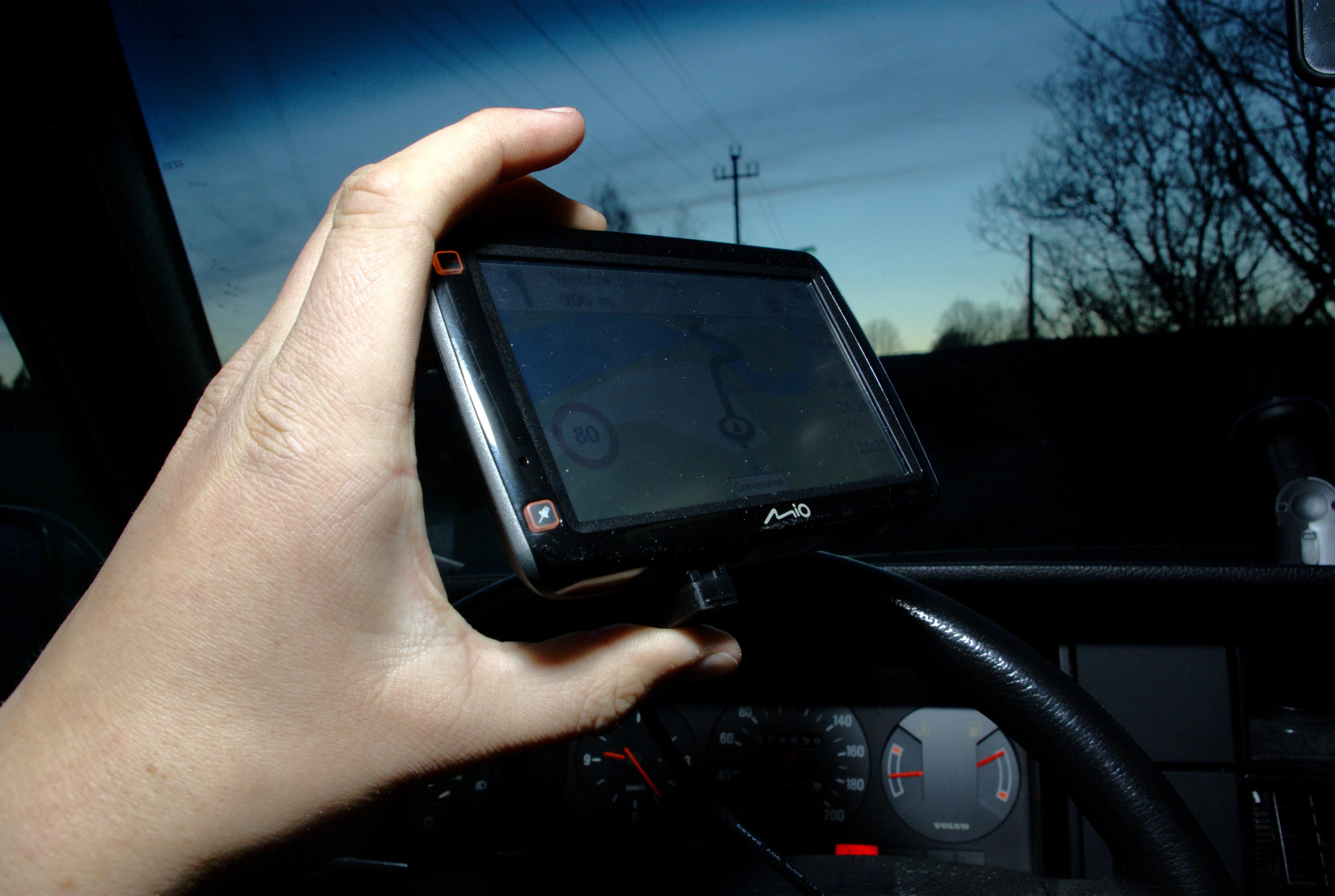 GPS-en veier bare 185 gram selv om den har en stor skjerm. (Foto: Einar Eriksen)