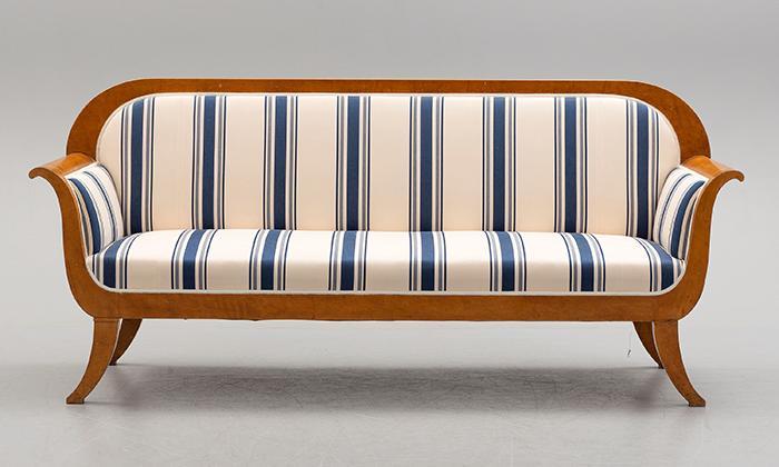 Karl Johan-soffa i fanerad i björk, 1800-tal, från Bukowskis.