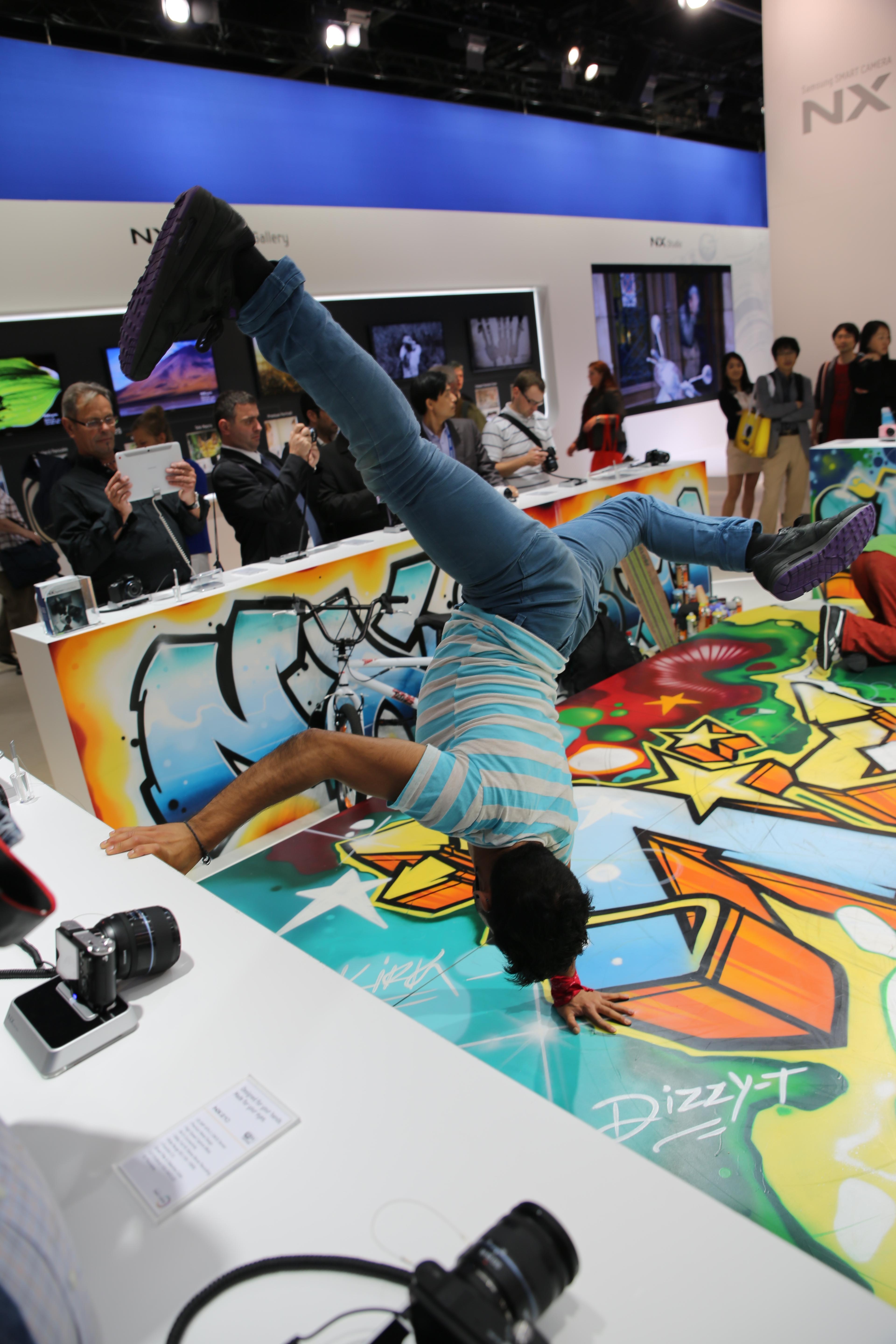 Samsung stilte med villig motiov, og publikum lot seg ikke be to ganger når danserne gjorde stunt som dette.Foto: Are Thunes Samsonsen