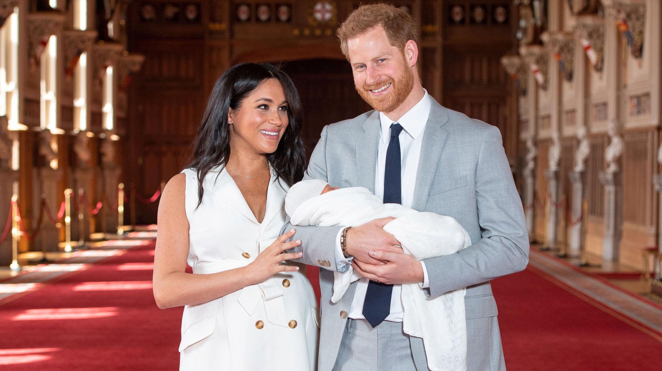 STRÅLTE: Hertuginne Meghan strålte da hun møtte pressen for første gang etter fødselen sammen med Archie Harrison og hertug Harry. Foto: Reuters
