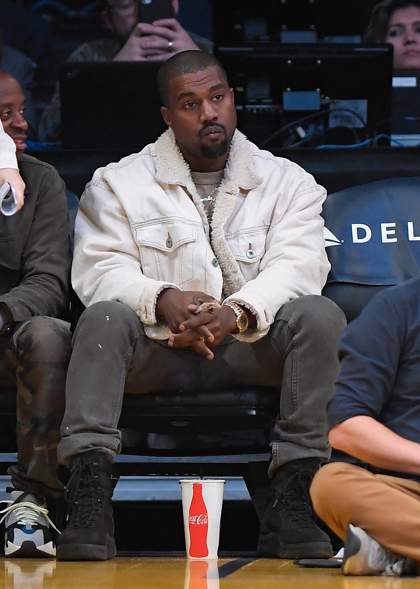 AVSLAPPET LOOK: Kanye West på basketballkamp i Los Angeles i jeans og dongerijakke. Foto: AP