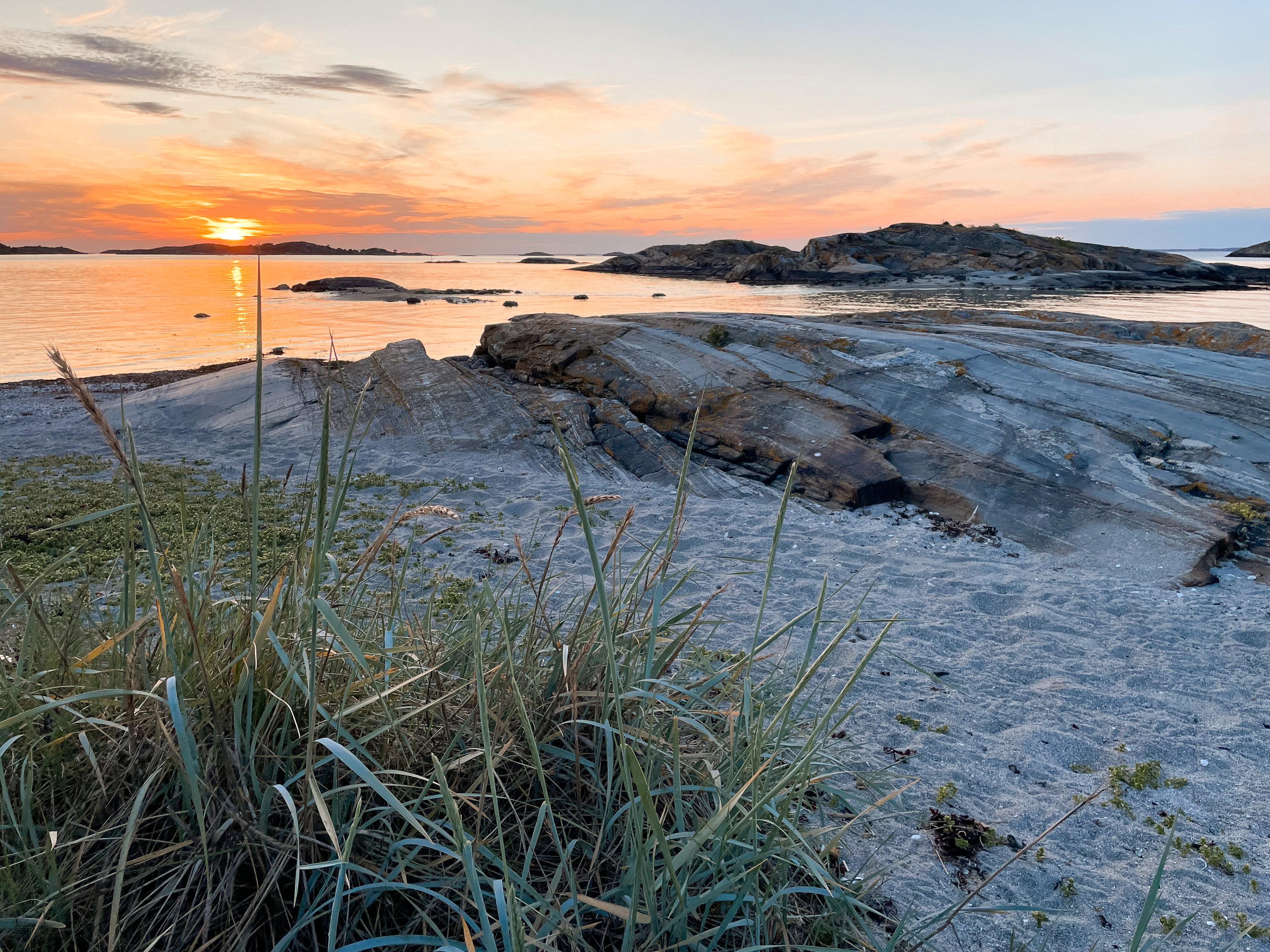 SOMMERNATT: Solnedgang ved Rörvik. Her er det sandstrand og svaberg perfekt for et bad eller ti.