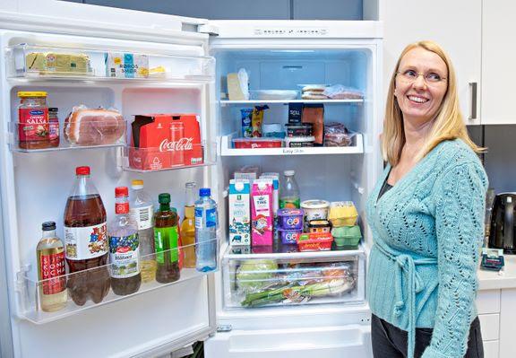 OPTIMALT: Seniorforsker Solveig Langsrud, som til daglig leder EU-prosjektet SafeConsume, viser her hvordan du kan plassere matvarene i kjøleskapet og samtidig sørge for at temperaturen er optimal for alle varene.