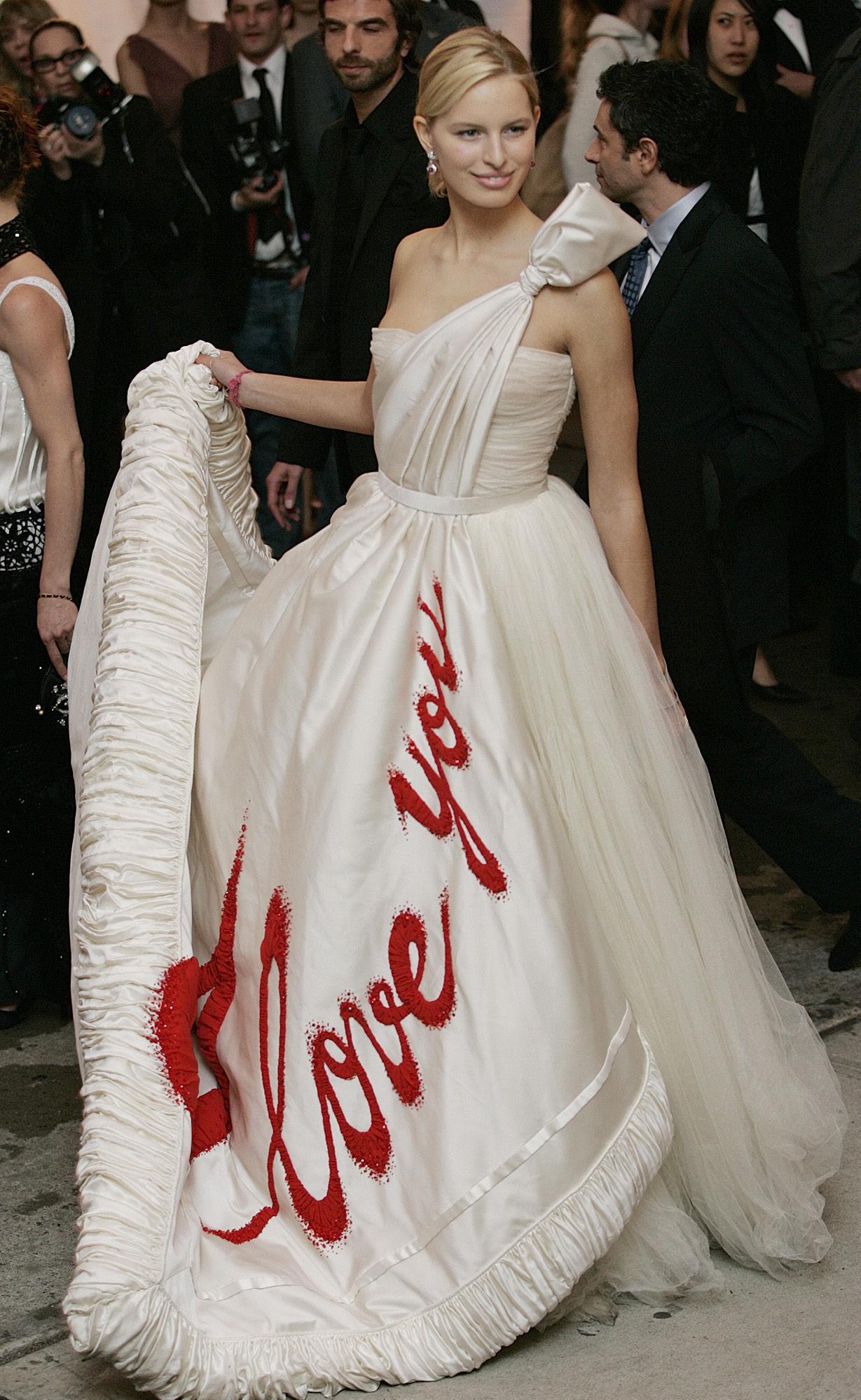 MODELL: Karolina Kurkovas kjole med påskriften «I Love You» i 2005 fikk mye oppmerksomhet. Temaet for gallaen var «The House of Chanel».