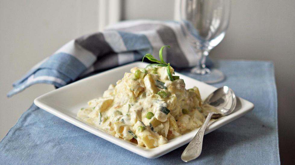 GODT TIL SPEKEMATEN: En kremet potetsalat hører hjemme på 17. mai-frokostbordet - denne er laget med rømme, vårløk og estragon.