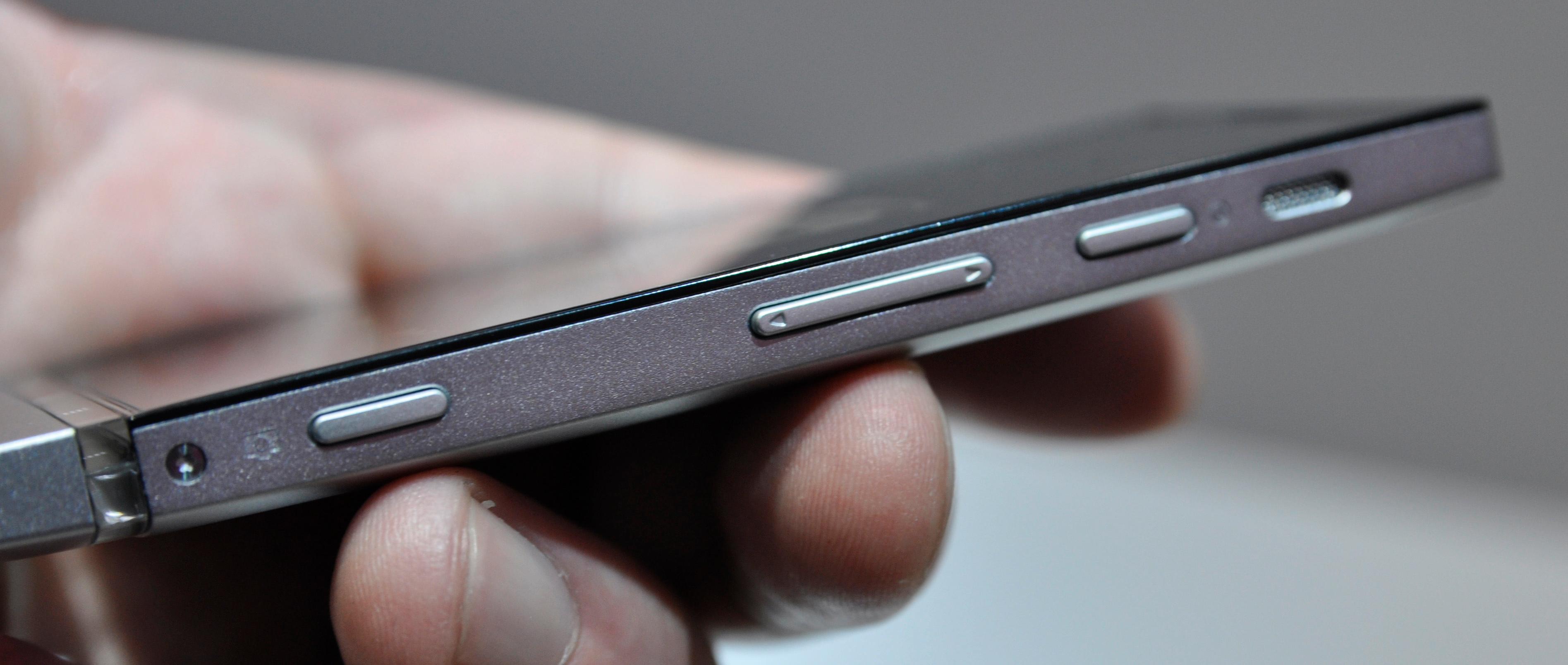 Xperia P er ikke blant de aller tynneste smarttelefonene, men den er heller ikke voldsomt tykk med litt over en centimeter på strømpelesten.