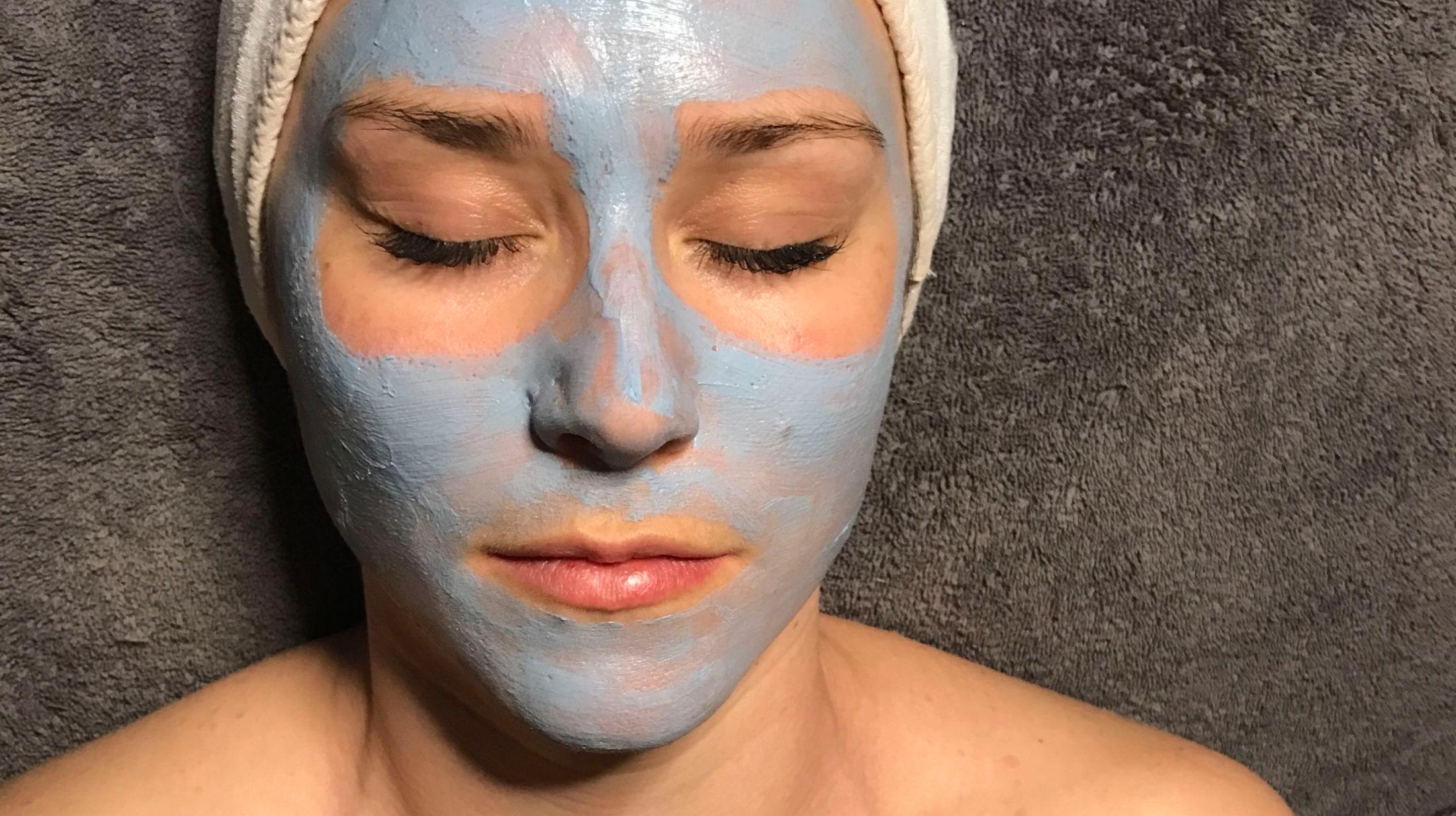 Den blå masken «Sulfur masque» fra Zo skin som jeg fikk på Beths Beauty, skal ha en oppstrammende effekt på huden, fjerne urenheter og forminske porene. Foto: VG.