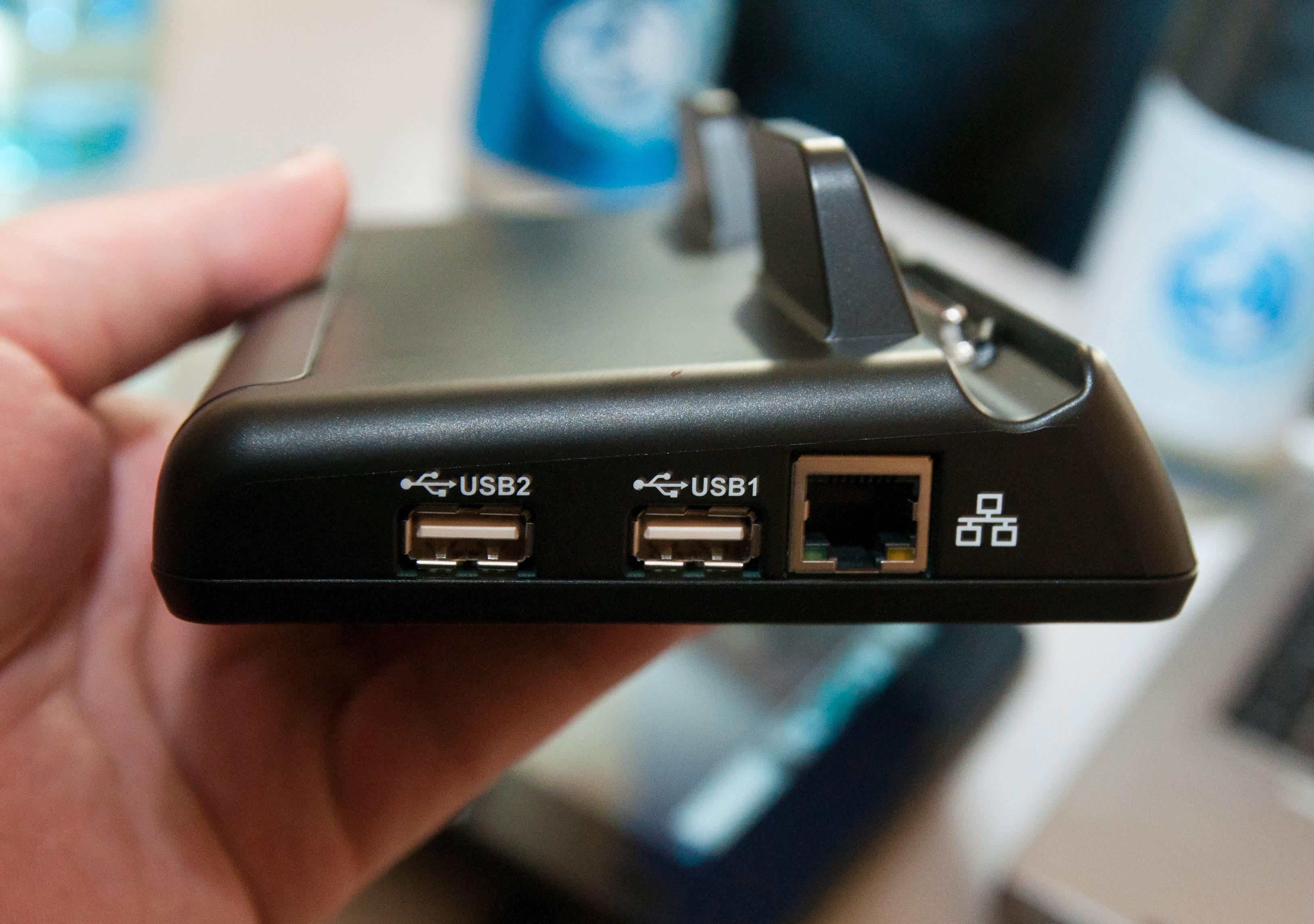 Det hører nemlig til en ladekrybbe som ser slik ut. Her får du også fullstørrelse USB-tilkoblinger og vanlig nettverkskontakt. HDMI-kontakt finner du på andre siden.