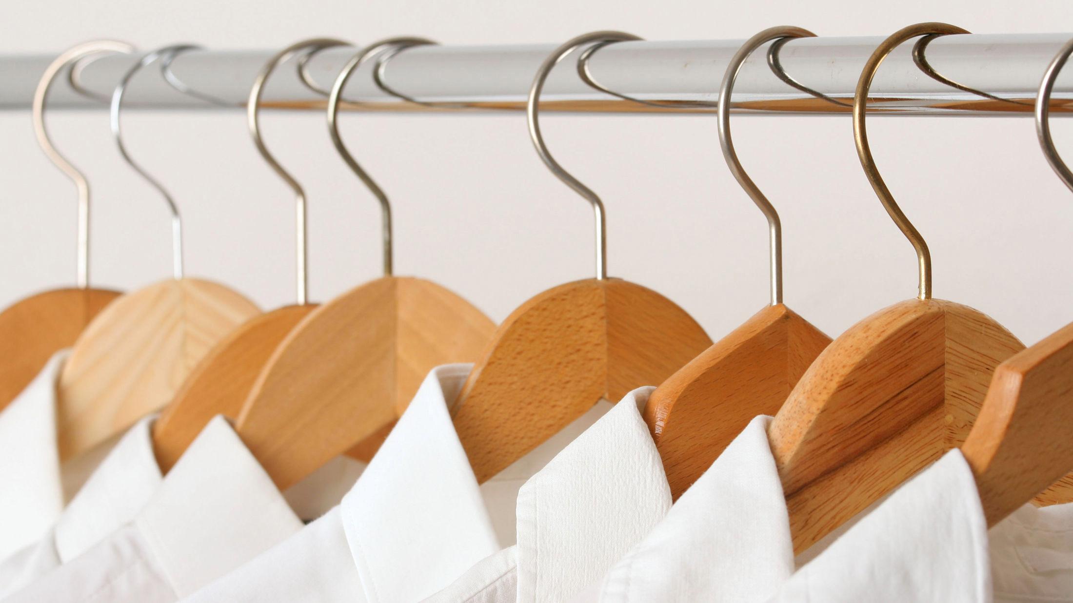 ORDEN: Med system i garderoben blir det lettere å kle på seg, og lettere å holde klærne ved like. Foto: Getty Images