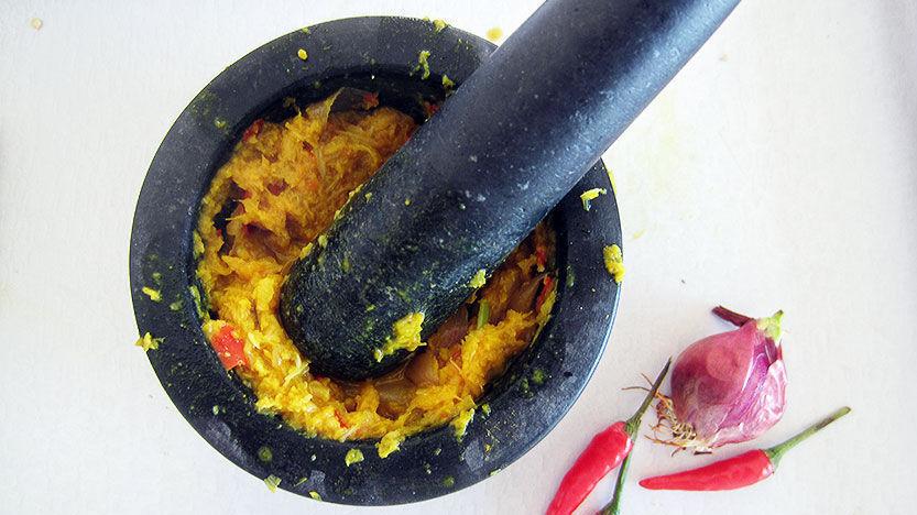 KONSENTRERT SMAK: Curryblandingen moses og freses før du tilsetter kokosmelken.