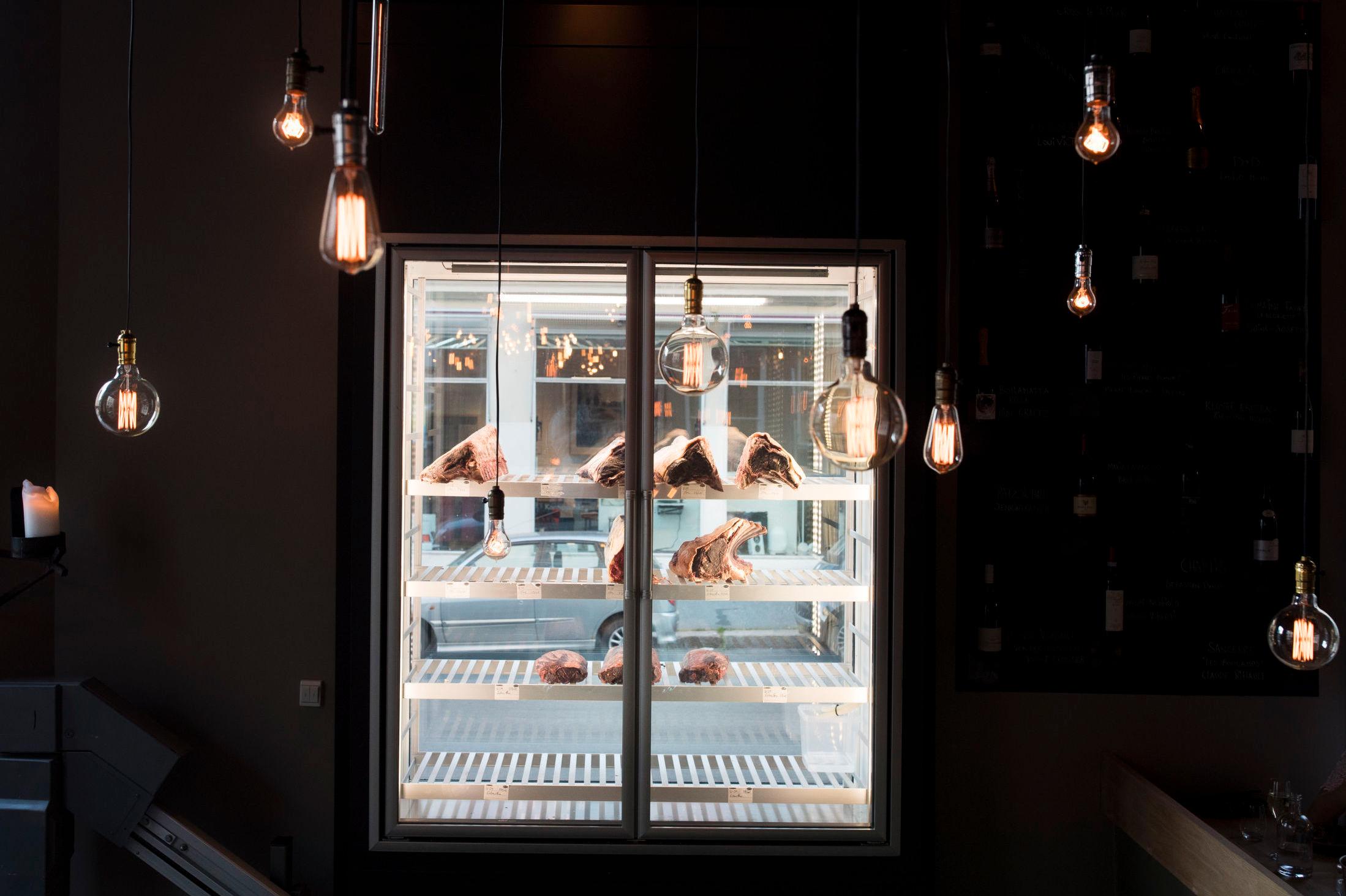 SNIKTITT: Modningsskapet i restauranten fungerer også som et vindu. Foto: Fredrik Solstad/VG