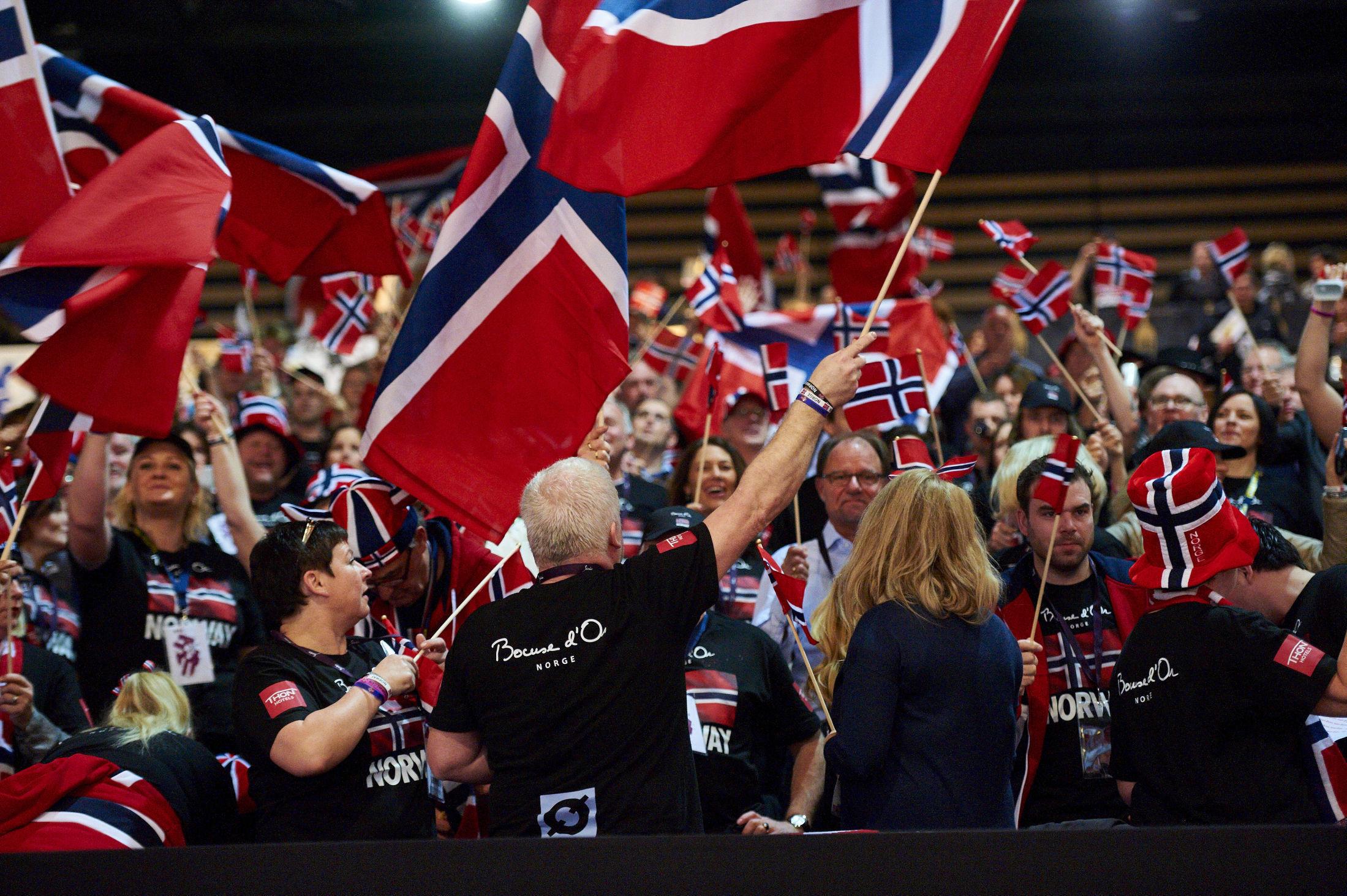 HEIA NORGE: Norge var sterkt representert også på tribunen under årets Bocuse d'Or. Foto: Le Fotographe.