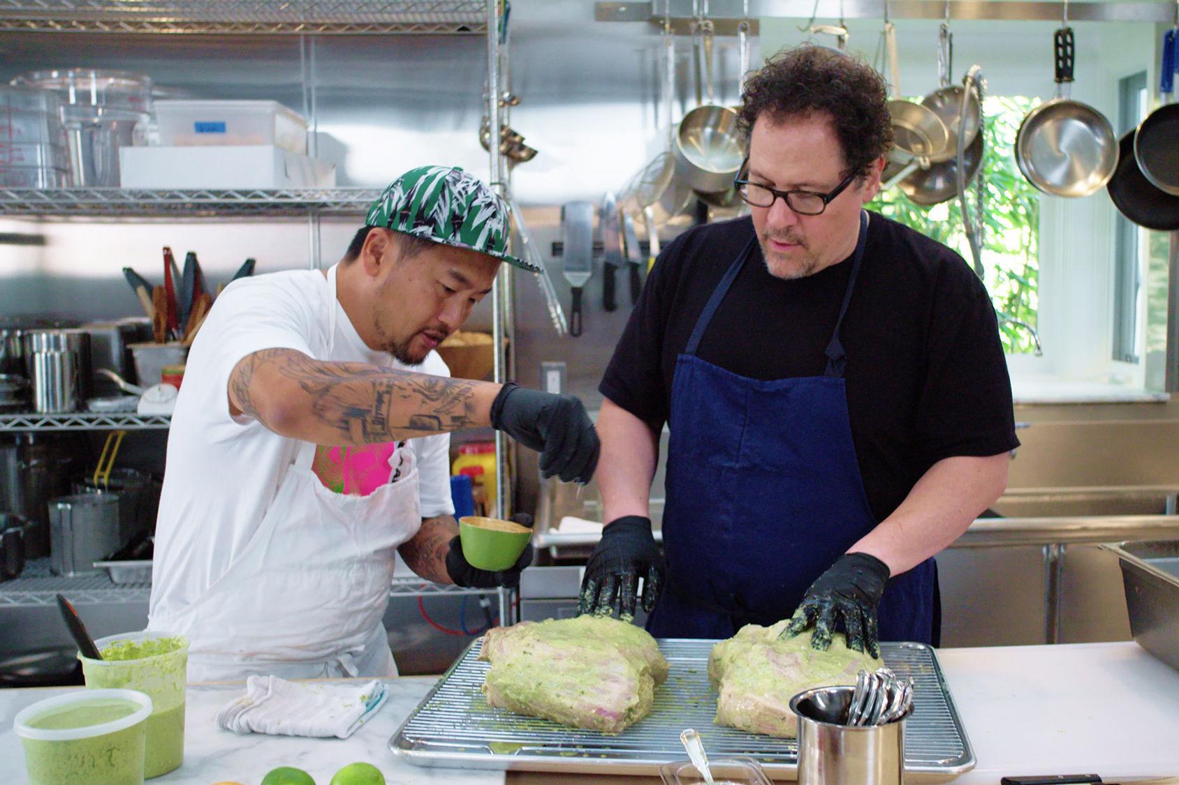 KOKKELERER: Kokk Roy Choi og skuespiller og filmskaper Jon Favreau lager deilig og mumsete mat i The Chef Show. Foto: Netflix
