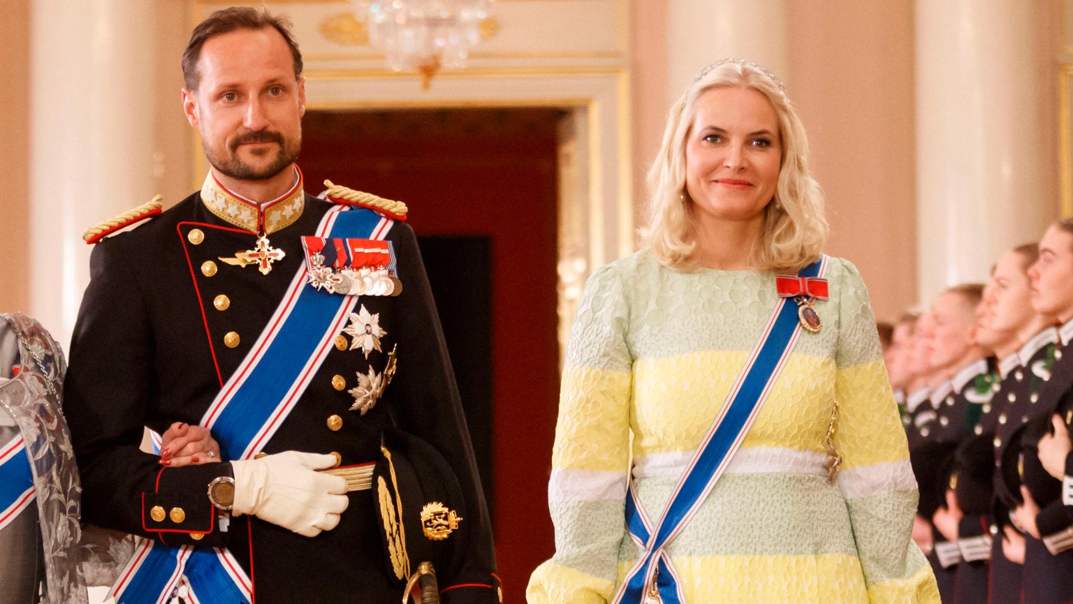 VAKTE OPPSIKT: Kronprinsessens kjolevalg under gallamiddagen på Slottet skaper reaksjoner i sosiale medier. Det er ikke kjent hvem som har designet kreasjonen. Foto: Cornelius Poppe / NTB scanpix