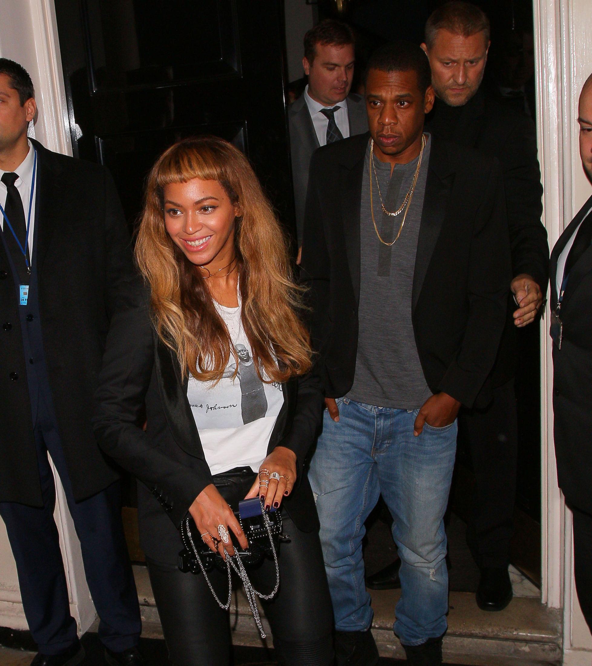 STRÅLTE: Superstjernen Beyoncé er kjent for sine mange stiler, og så ikke ut til å la seg affisere av kritikken rundt hennes nye frisyre. Her med ektemannen Jay Z i London. Foto: Getty Images