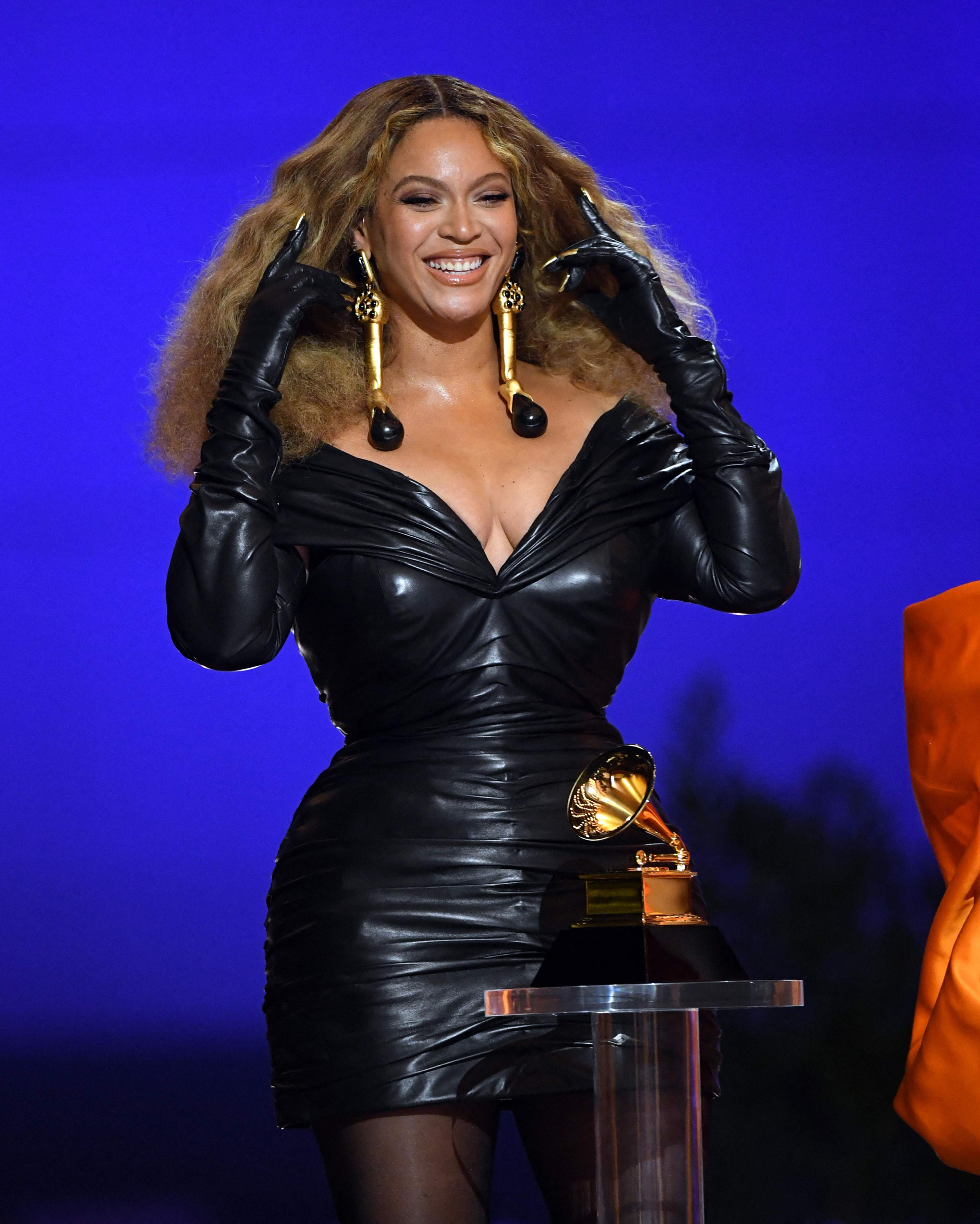 RAPPER: Beyonce tar i mot en Grammy iført skinnkjole og matchende øredobber, for «Savage» i kategorien beste rap under utdelingen i 2021. 