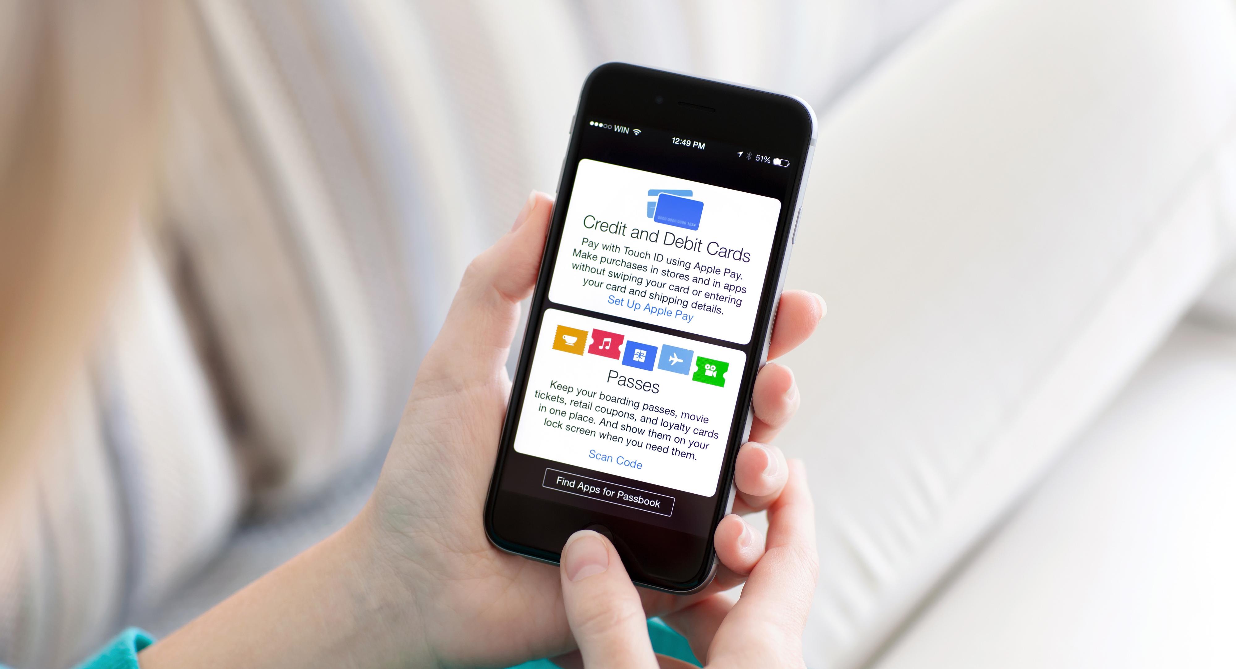 Google ser ut til å ville konkurrere med Apple Pay, som for øyeblikket er den kontaktløse betalingsløsningen som er nærmest å slå gjennom i USA. Foto: Denys Prykhodov / Shutterstock.com