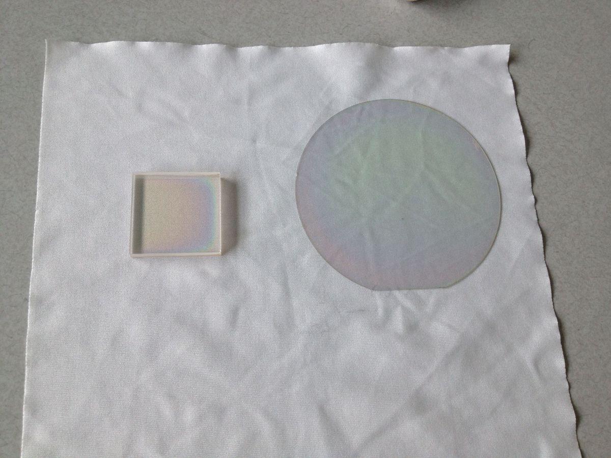 Her har Akhan Semiconductor lagt på diamantbelegg på en plate av kvarts (til venstre) og på en glassplate. Bilde: Akhan Semiconductor