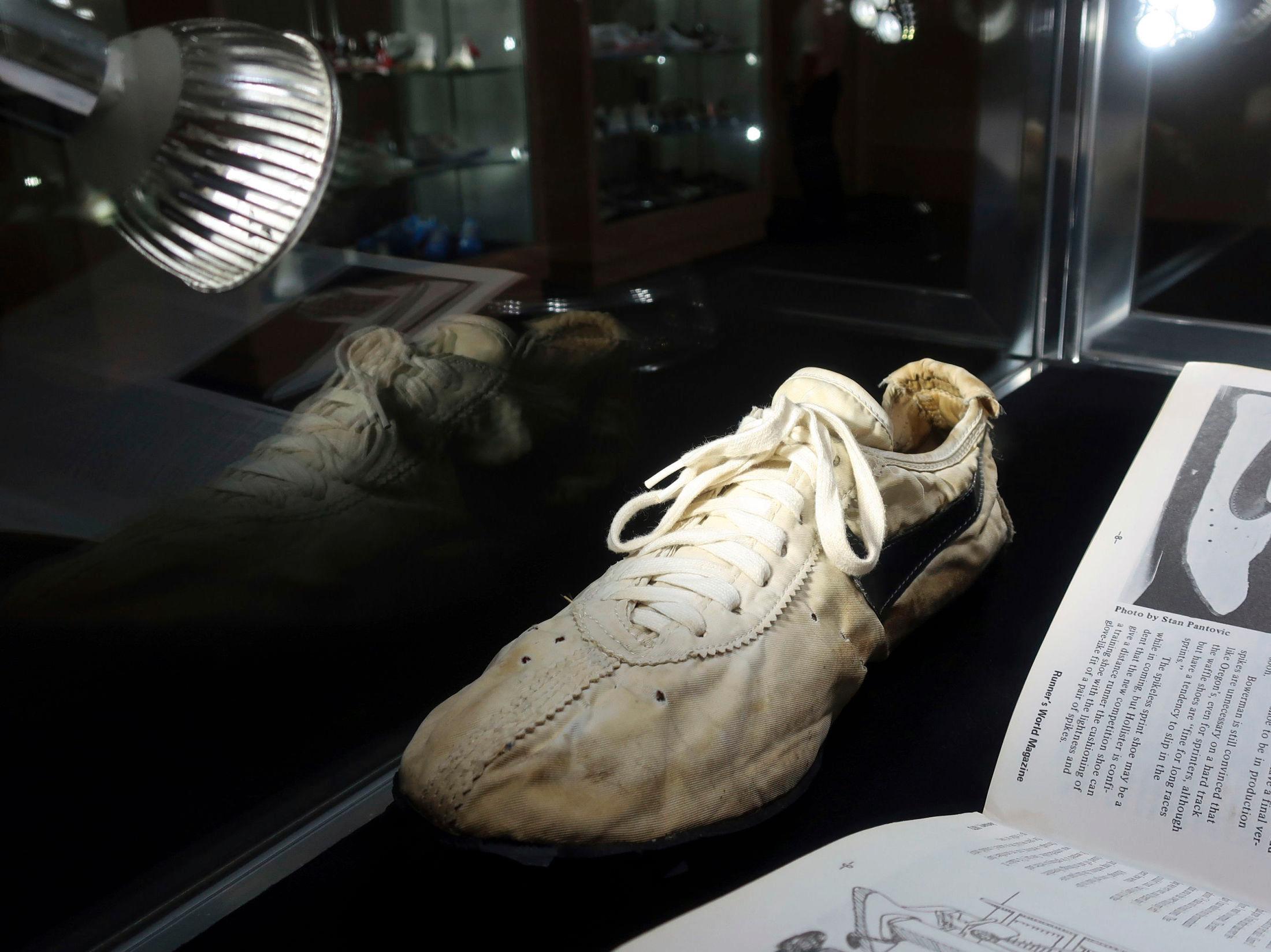 REKORDSKOEN: Nike-skoene på auksjonshuset Sotheby's i New York. De ble designet for løpere som skulle kvalifisere seg til OL i 1972. Foto: AP