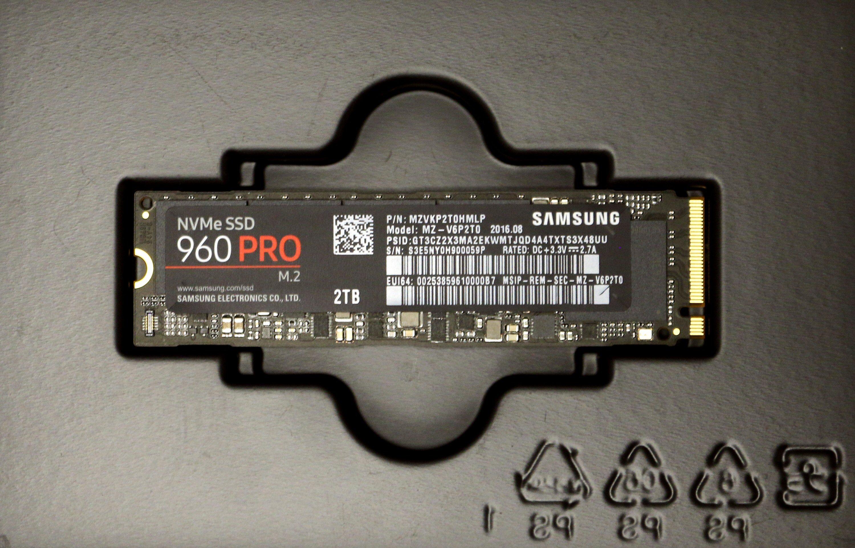 Samsung 960 Pro på vei ut av esken.