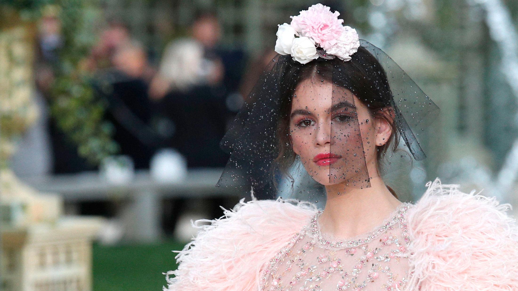 STORT OPPDRAG: Her er supermodell Kaia Gerber på catwalken for Chanel. Foto: AP