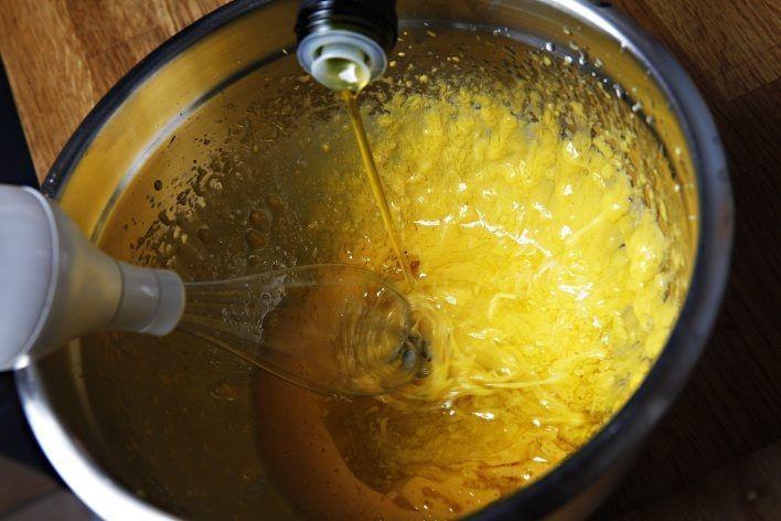 Solsikkeolje kan brukes i aïoli og tilsettes i egget i en tynn stråle mens man visper. FOTO: MAGNAR KIRKNES / VG