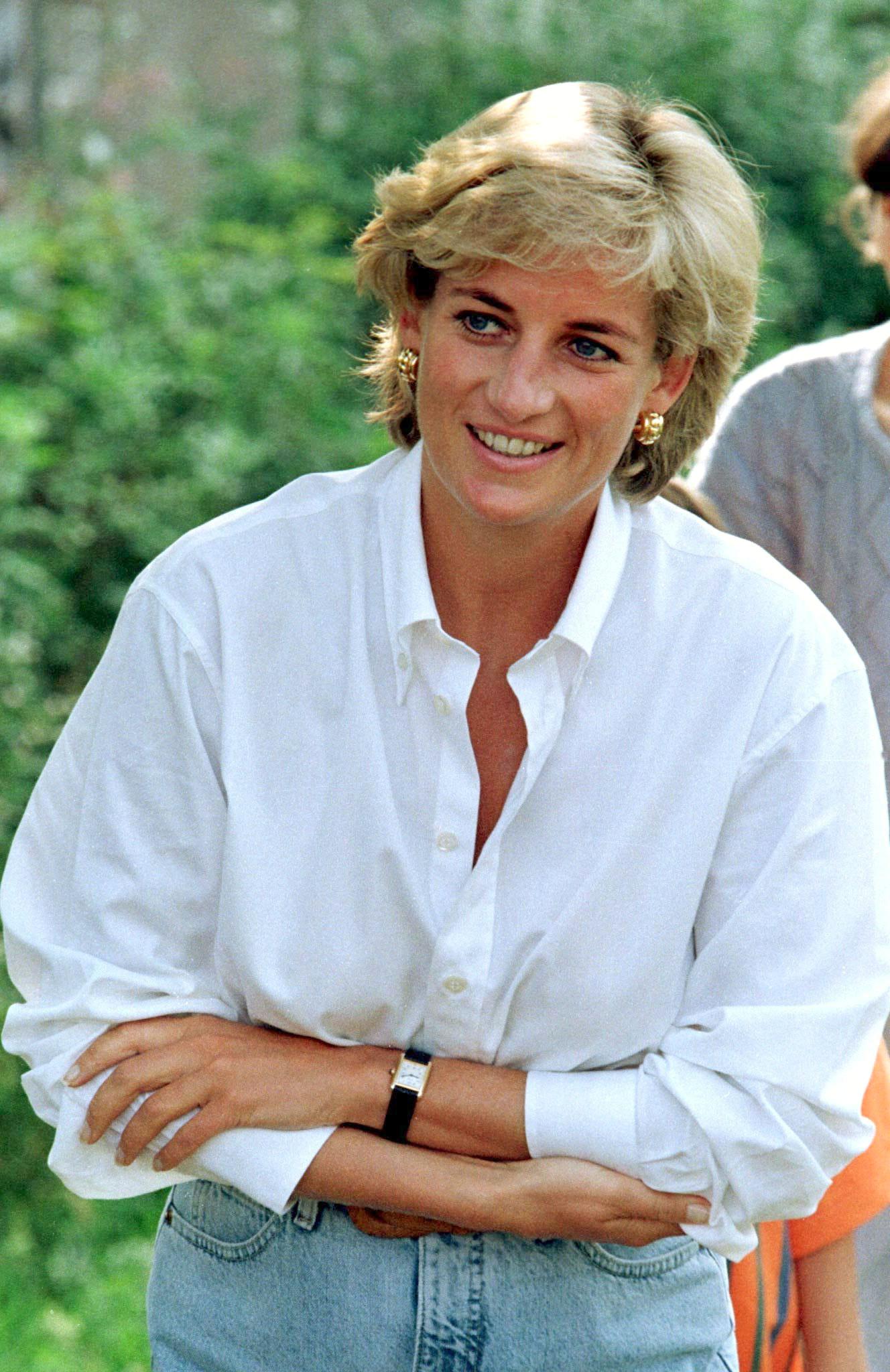 KONGELIG KLASSIKER: Prinsesse Diana var en stor tilhenger av hvite skjorter - ofte en størrelse eller to for stor.