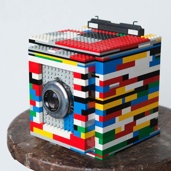 Har du litt peiling på Lego kan du bygge ditt eget storformatkamera til en billig penge.