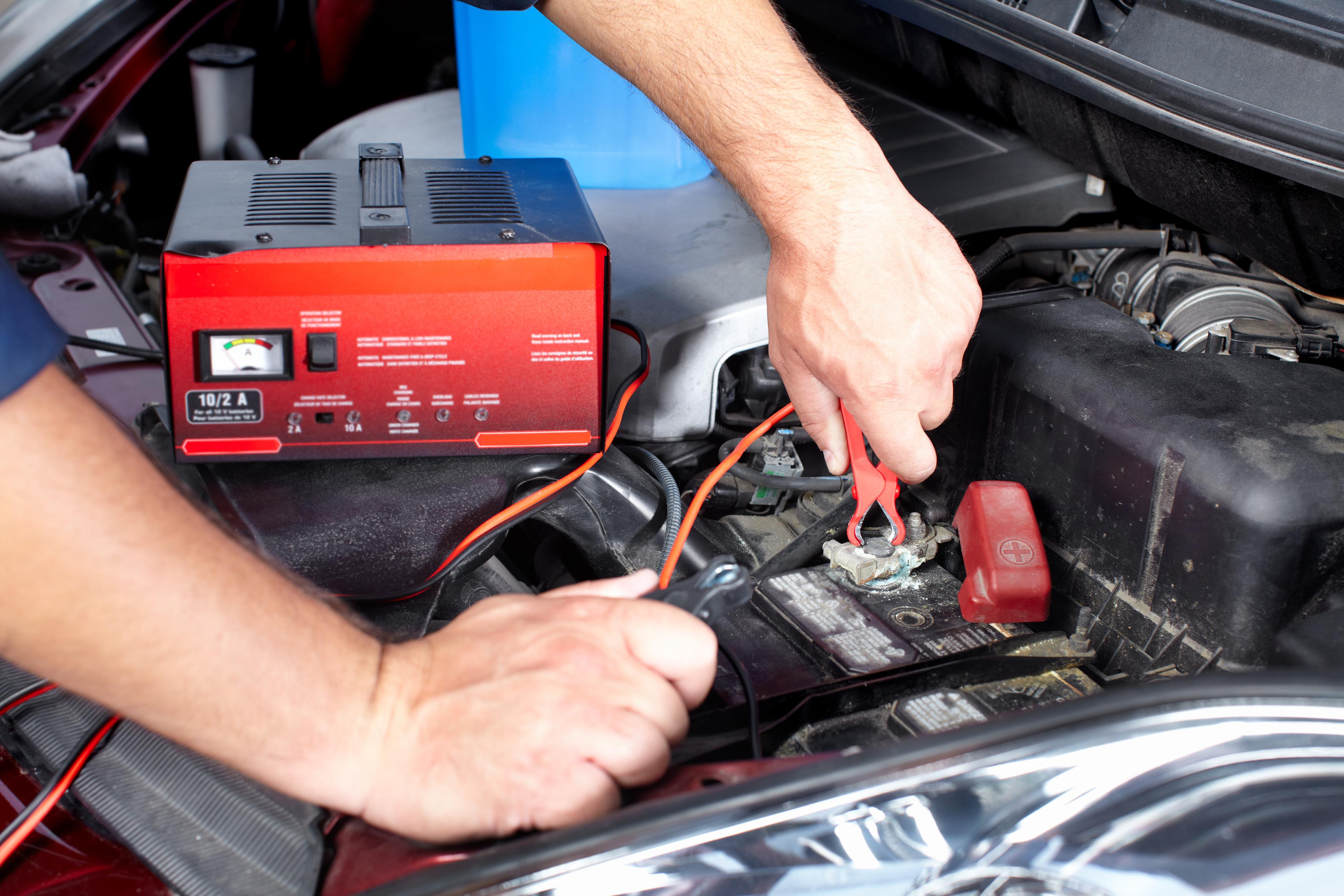 Man må fortsatt være litt varsom med lading av startbatterier i bil. Men en elektronisk styrt lader gjør vedlikeholdet vesentlig enklere. Foto: kurhan / Shutterstock.com