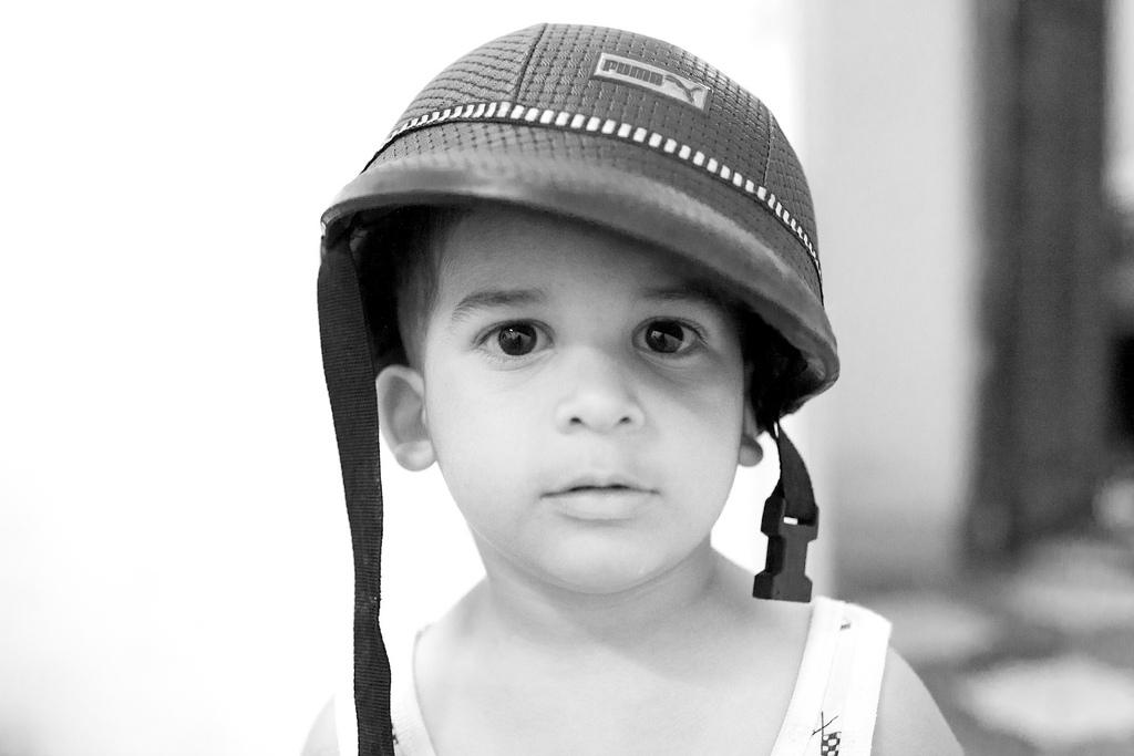 I dette bildet er skyggene fra hjelmen til gutten over øynene lysnet opp i etterbehandlingen.Foto: Ole Gunnar Onsøien, All Rights Reserved