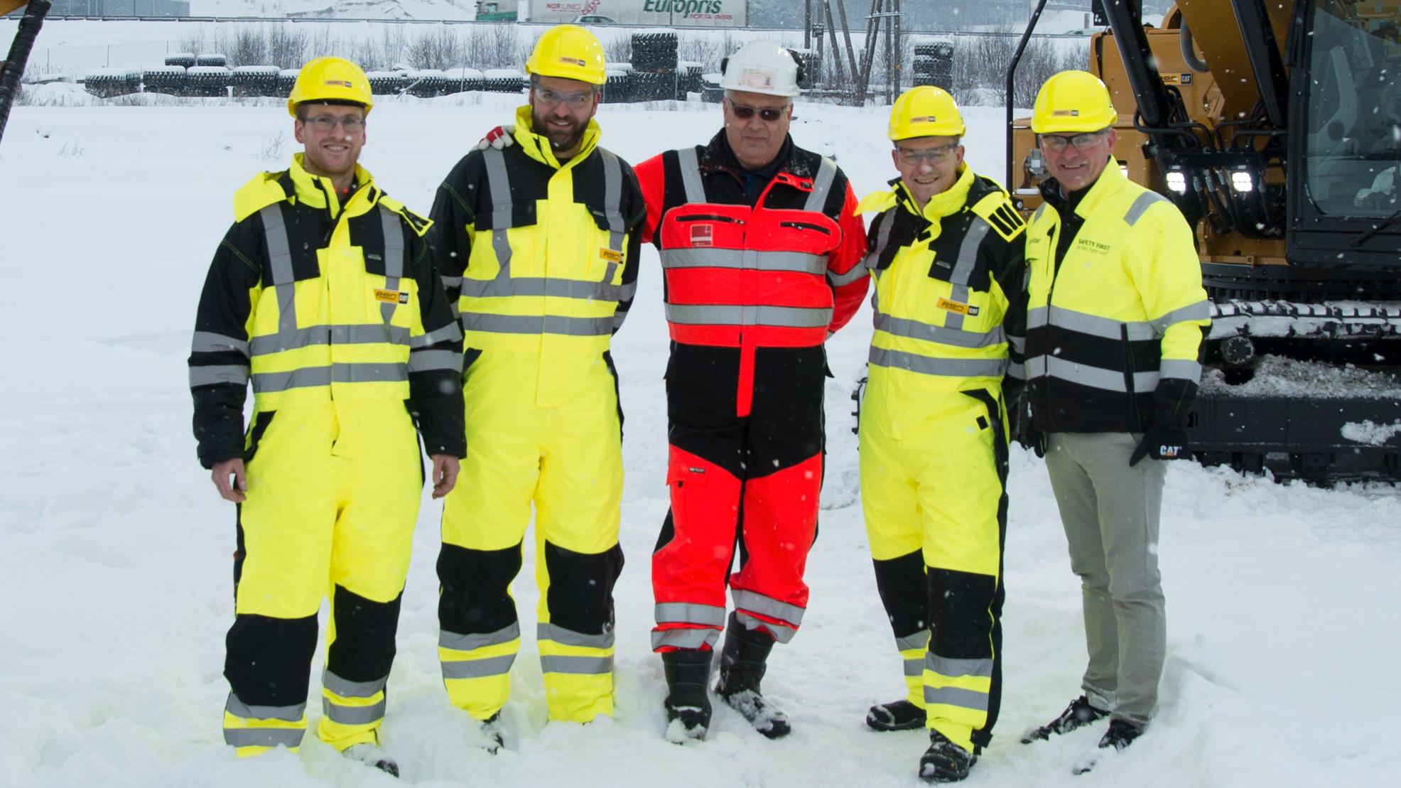 Knut Egge, i midten, er maskinsjef i Veidekke, er spent på hvordan den nye elgraveren blir å bruke over tid.