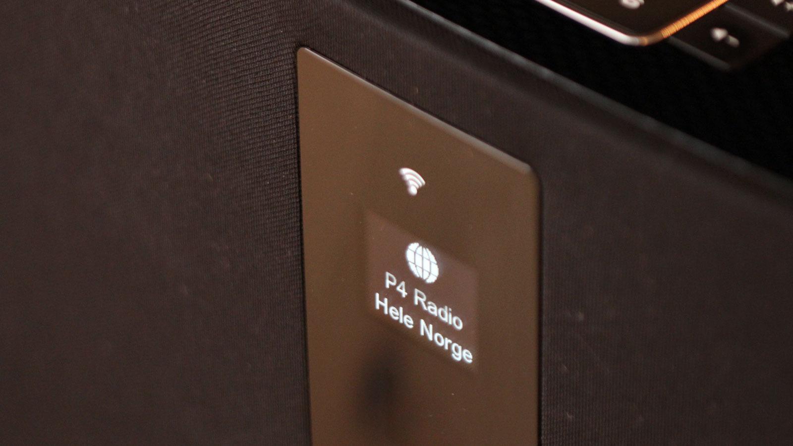 Bose ST 30 har OLED-skjerm, men den er ikke så stor som plastfeltet kan forlede til å tro. Foto: Espen Irwing Swang, Tek.no