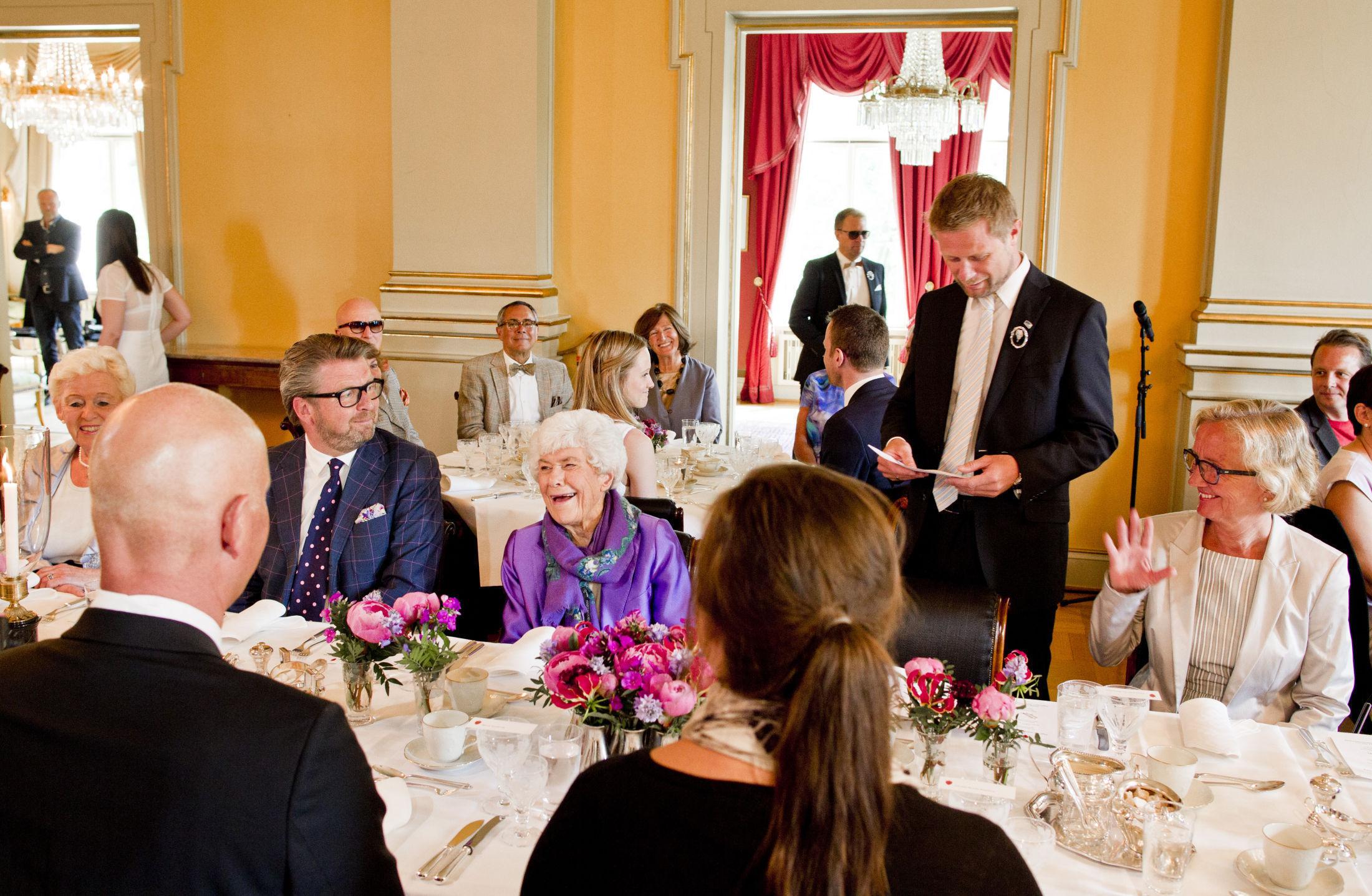 HEDRES: Helse- og omsorgsminister Bent Høie ønsket velkommen til feiring av 90-årsjubilanten i regjeringens representasjonsbolig. Foto: Vegard Grøtt / NTB scanpix