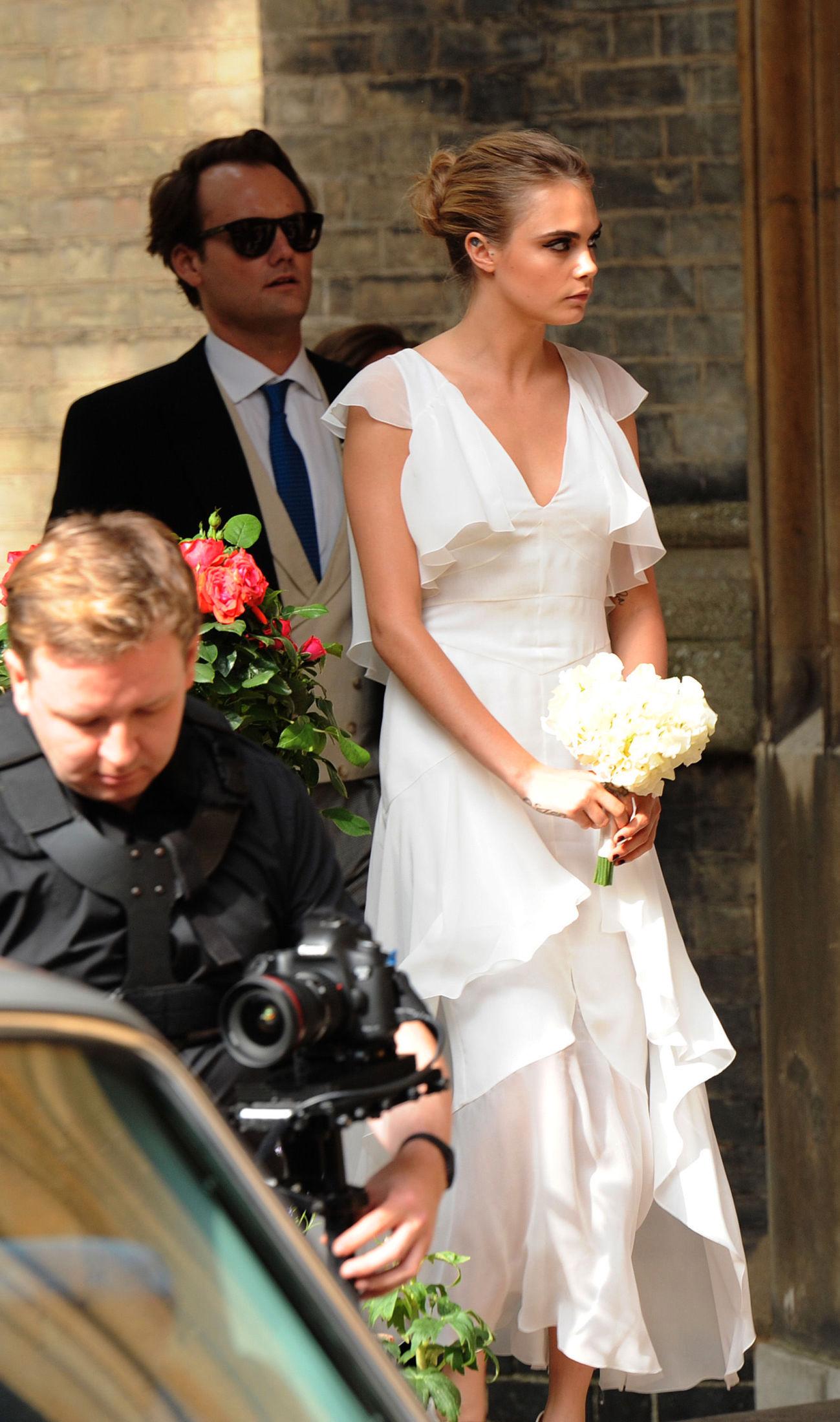 CHANEL: Karl Lagerfeld, sjefdesigner hos Chanel, spesiellaget brudepike-kjolen til Cara til bryllupet 16. mai 2014. Foto: Getty Images