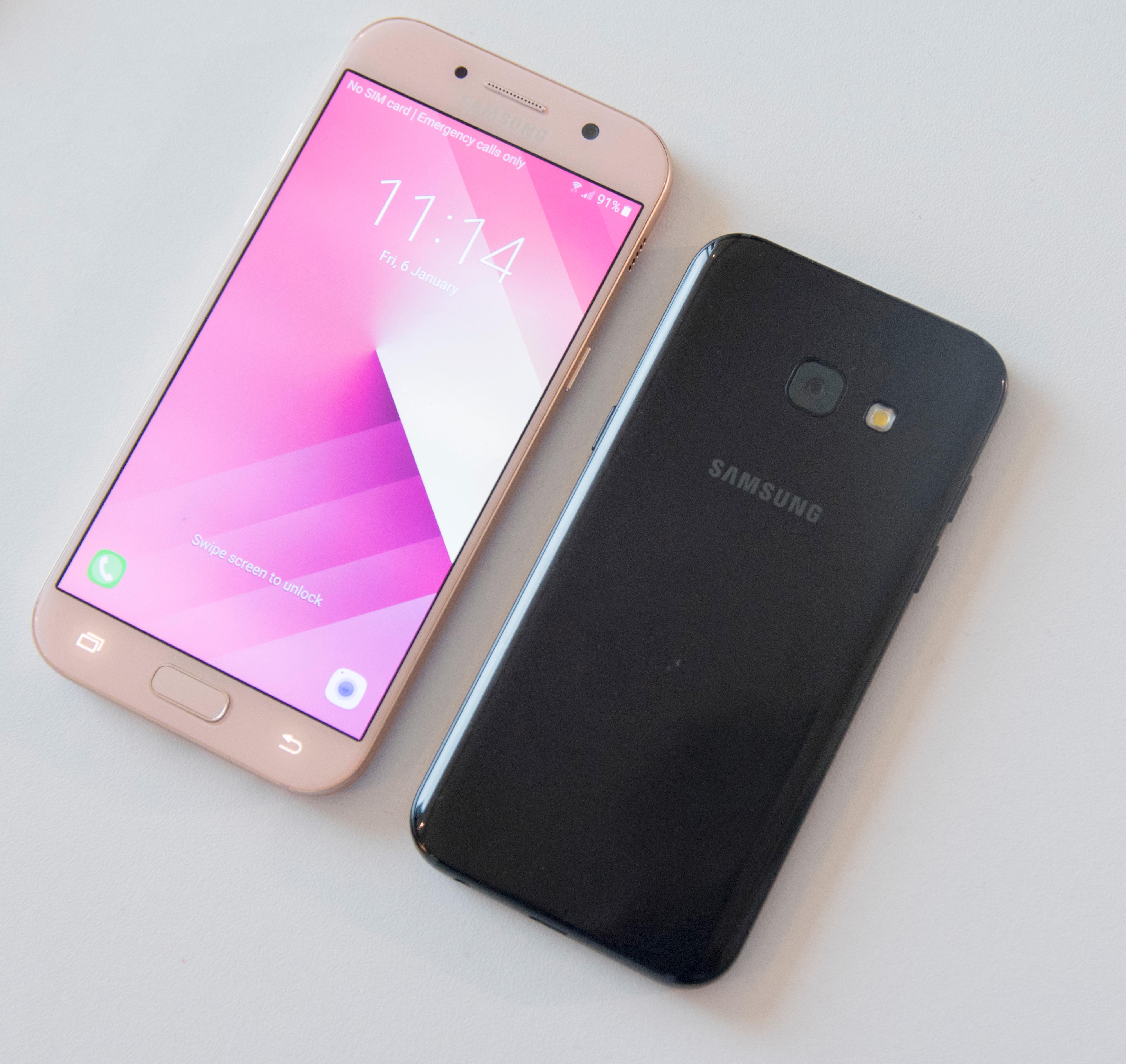 Galaxy A5 ved siden av Galaxy A3. Begge er tette, og byr på en forholdsvis lik brukeropplevelse. Inngangsprisen er rundt 3500 kroner.
