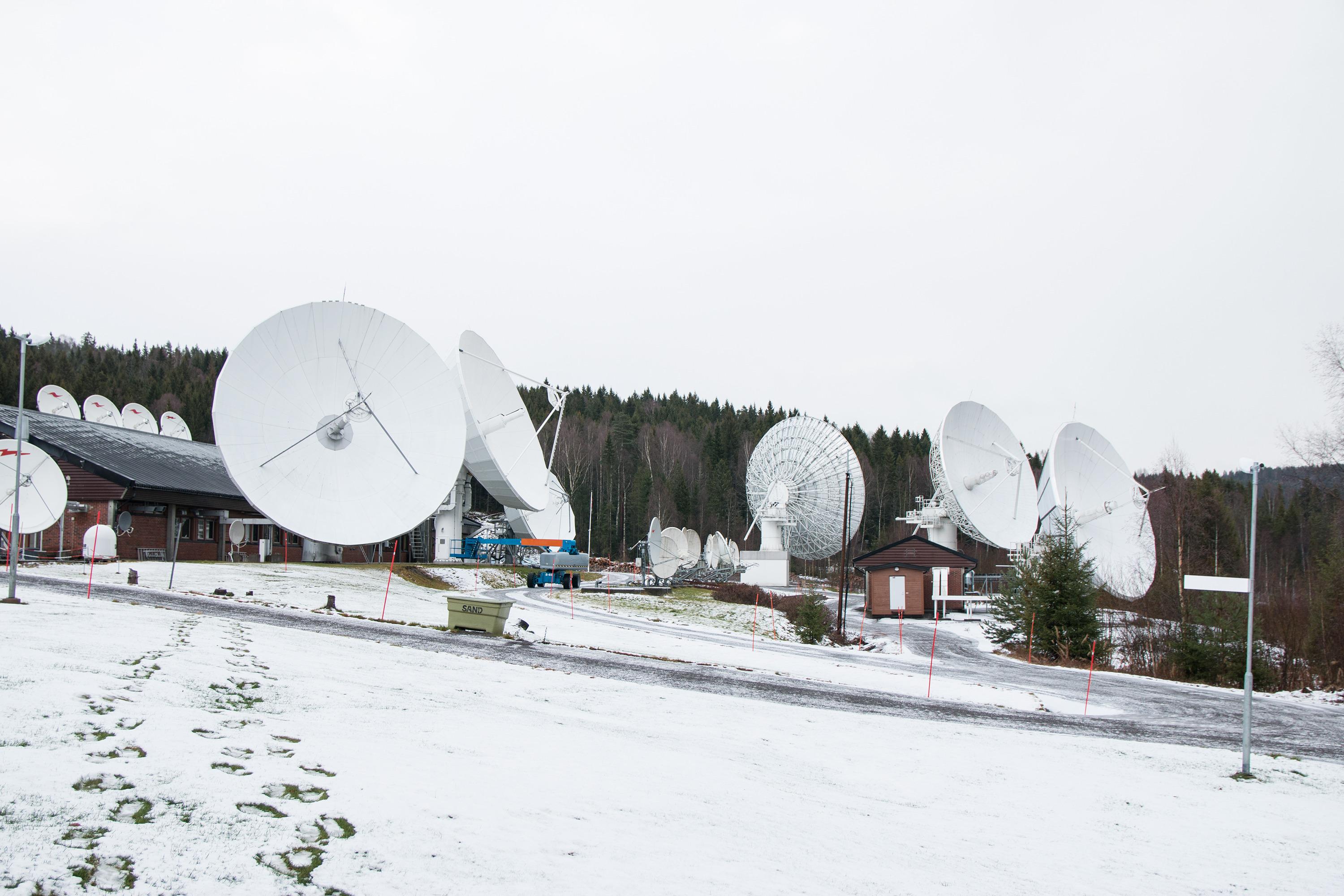 Telenors massive jordstasjon i Nittedal. Èn av parabolene til høyre skal sende signal til Thor 7.