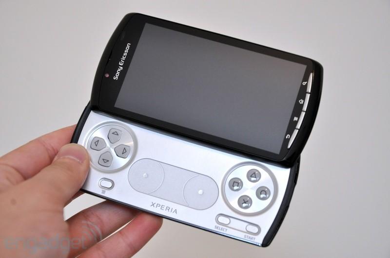 Slik ser Sony Ericssons Xperia Play ut. Denne vil sannsynligvis være først ut med PlayStation-sertifisering. (Foto: Engadget.com)