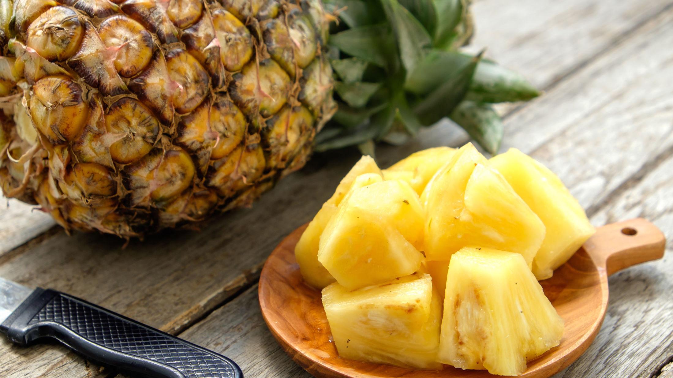 FRISK AROMA: Friske, grønne blader og søt duft er blant kjennetegnene til en moden ananas. Foto: Shutterstock /NTB Scanpix