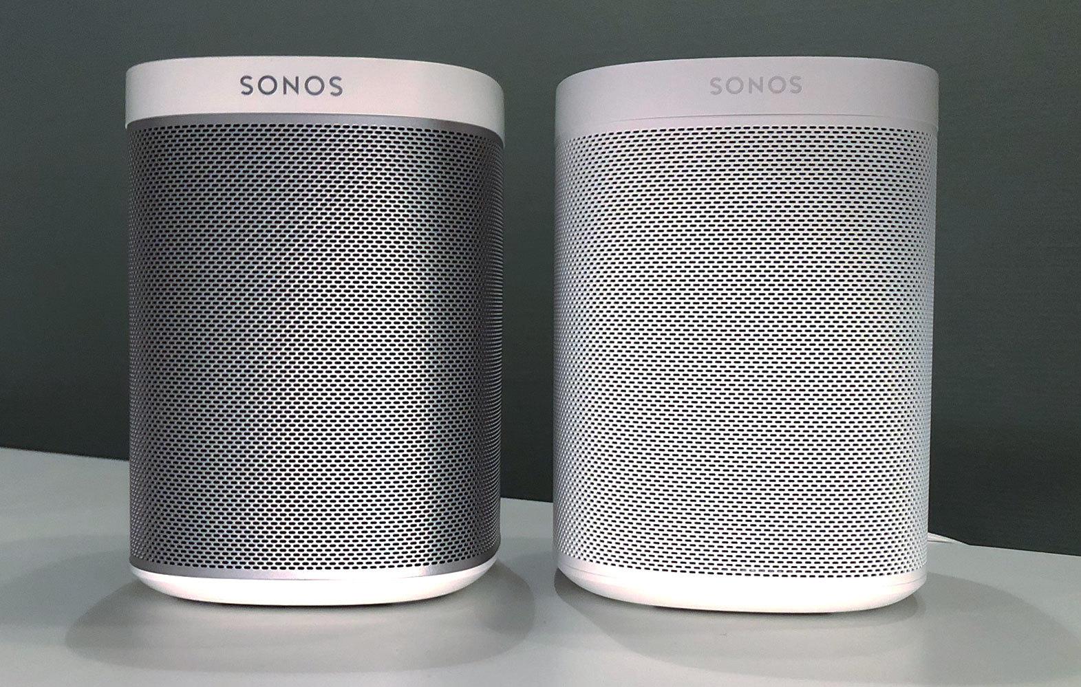 Sonos One kommer enten i helsvart eller i helhvitt, mens Sonos Play:1 til venstre alltid har en metallgrå midtpart.