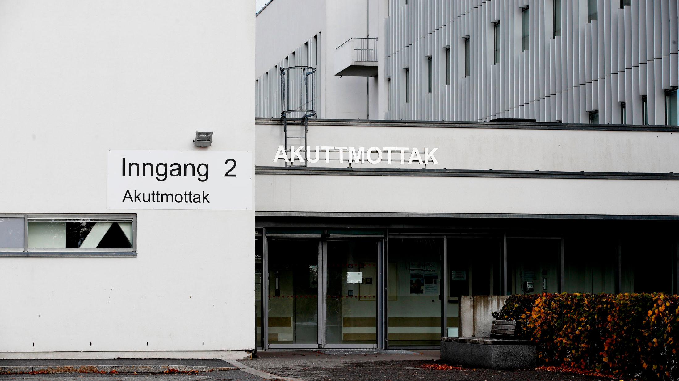 MÅTTE HIT: Kvinnen ble kjørt i ambulanse til akuttmottaket på Akershus universitetssykehus i Lørenskog. Foto: Lise Åserud / NTB scanpix