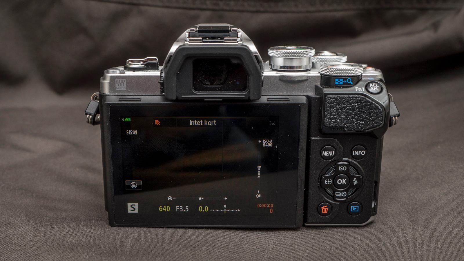 E-M10 III har et godt utvalg fysiske knapper for dem som ønsker å ta større kontroll over fotograferingen. Bilde: Kristoffer Møllevik