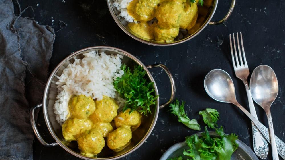 Frikadeller i currysås med ris