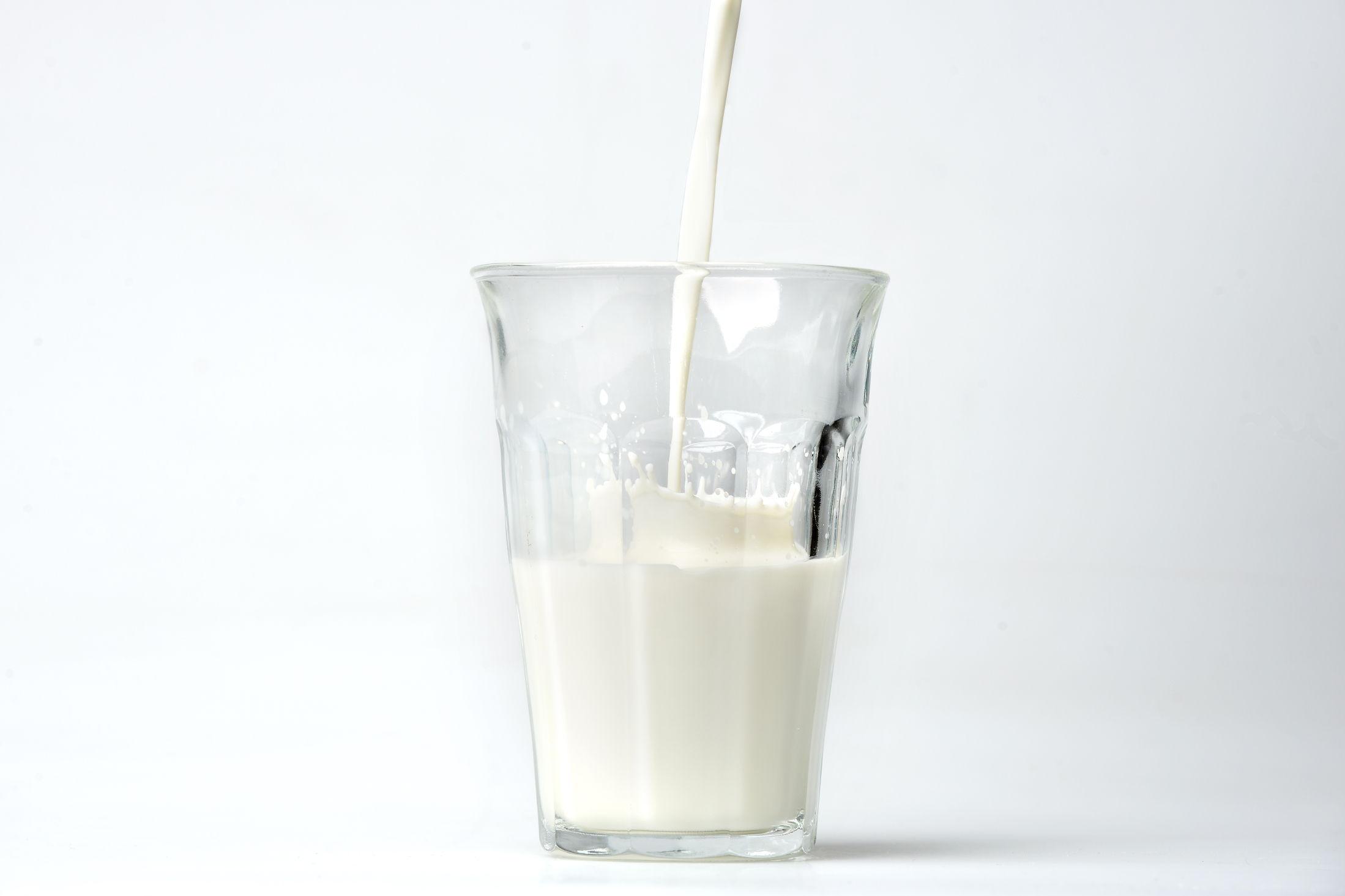 FRYSETIPS: Melk kan fryses i kartongen i inntil 6 måneder og senere tines langsomt i kjøleskap. Bruk den til baking og matlaging etter den har vært i fryseren, for den friske melkesmaken endres ved frysing. Foto: Helle Gannestad/VG