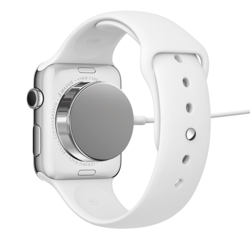 MÅ LADES HVER NATT: Batteriet i Apple Watch holder ifølge Apple ikke mer enn en dag, og må lades om natten. Utfordringer med batterikapasiteten skal være hovedårsaken til at Apple Watch ikke kommer på markedet før våren 2015.Foto: Apple